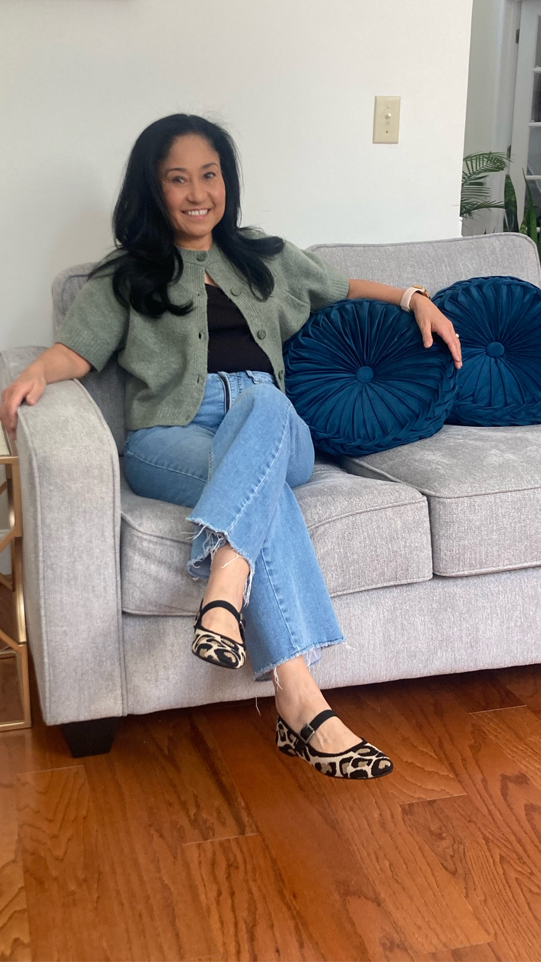 Effortless style without overthinking it!
 When you want to look put-together but still feel comfy, a soft cardigan, classic denim, and statement flats do all the heavy lifting. This outfit solves the “I want to look cute, but I don’t want to try too hard” dilemma—perfect for everyday errands, coffee dates, or working from the couch.

Would you wear this combo? Tap to shop or follow me on LTK for the exact pieces!

#CasualChicStyle #ltkstyle #EverydayOutfits #OOTDInspo #EffortlessFashion

#LTKStyleTip