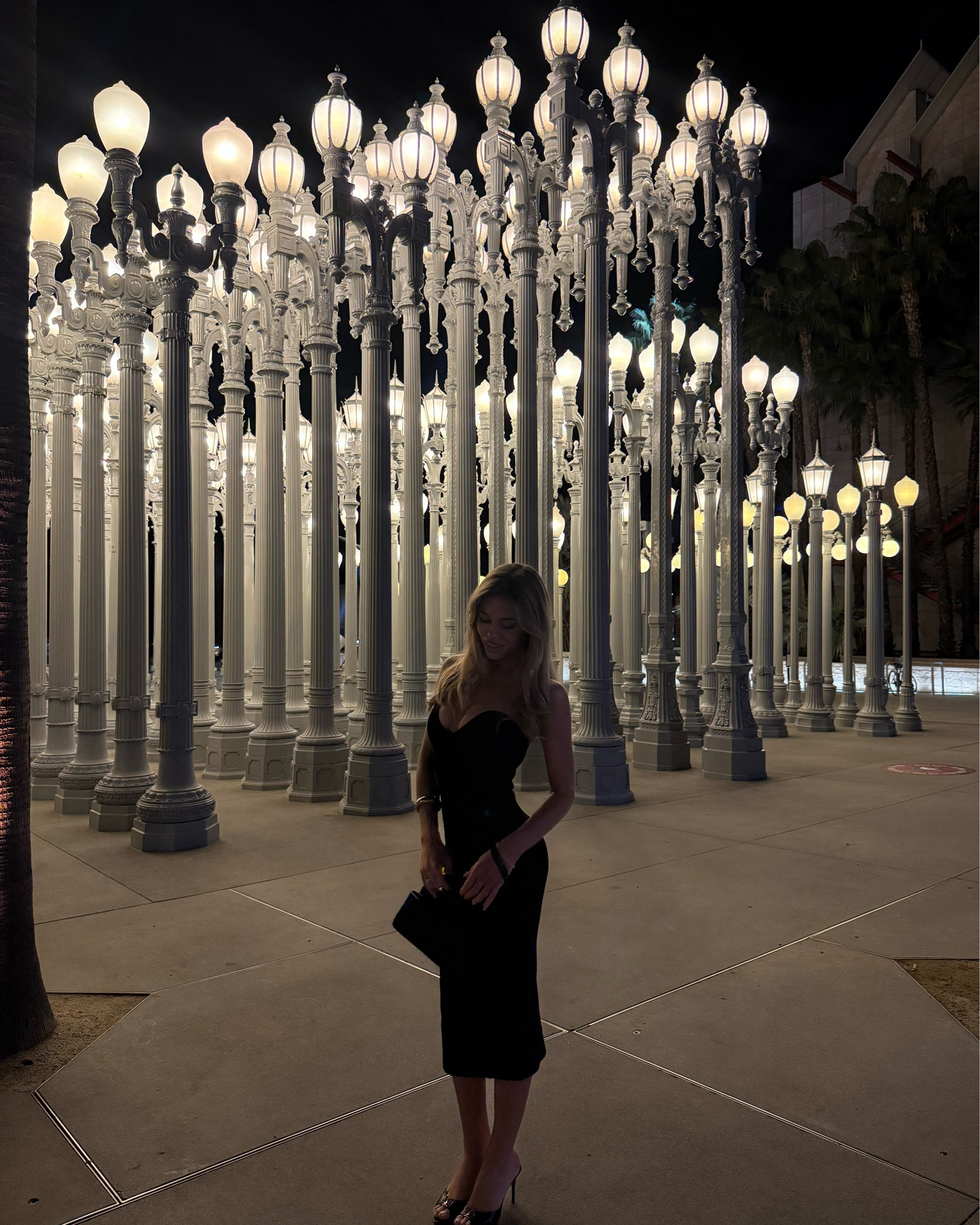 The best dress ever. I have a size small but I wish I got the xs to snatch me in more! For reference I’m 5’7 and 25in waist