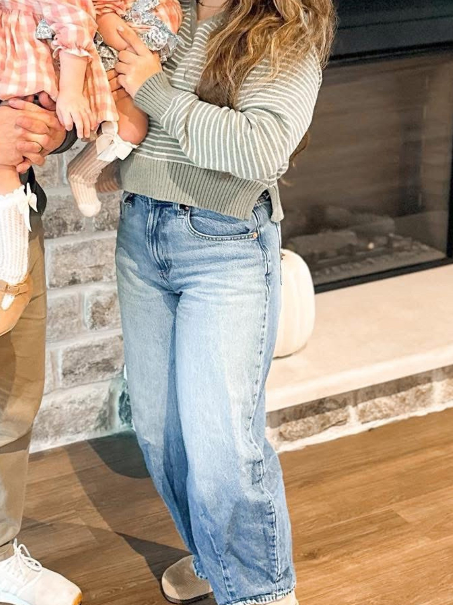 The cutest sweater and barrel jeans😍