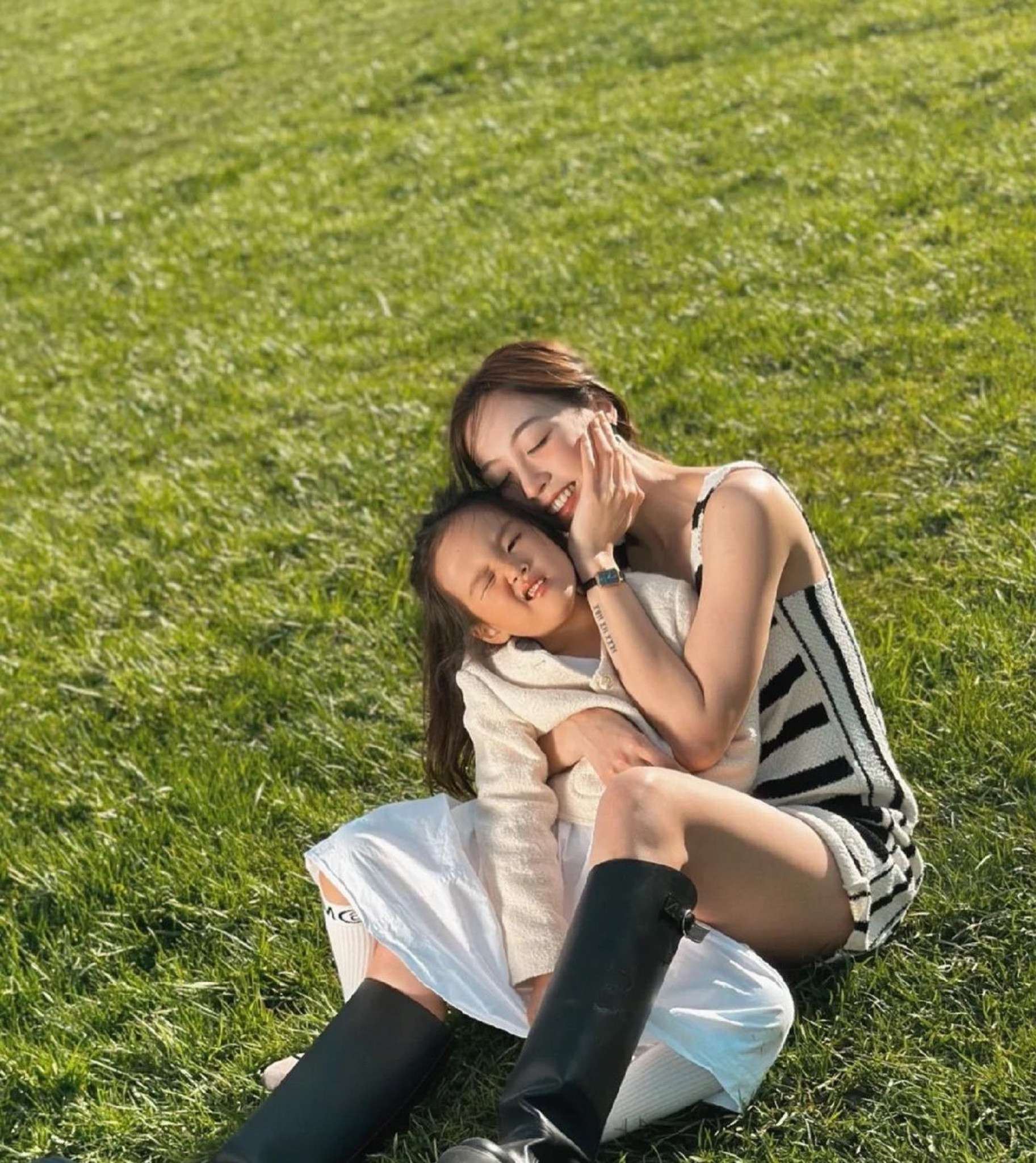 To all the moms ( of human or 🐶 )
Happy Mother’s Day ❤️

半年前小🍐问我: “我是怎么到你肚子里去的呀?“
我忘了在哪看到一段特别浪漫和INFP 的说辞, 我对她说: ”小朋友们在来到世界上前都像小天使们在天上飞,
一边飞一边选她们喜欢的妈妈. 于是你看到了我, 就选中了我当你的妈妈. 我很开心你选了我当你妈妈,我很幸运有你当我小孩 ❤️“

这个故事小🍐一直记到现在, 偶尔还很开心拿出来跟我说说: ”我以前在天上飞的时候可是选了你呢 😜”

无论这个故事出自哪里, 创造者都把亲子关系无限浪漫化, 而我也认同亲子关系是人世间最值得被浪漫化的情感之一.

祝有幸拥有自己小天使（无论你的天使人类与否🐶）的女孩们节日快乐.
#LTKchina #LTKasia

#LTKfit #LTKkids #LTKstyletip