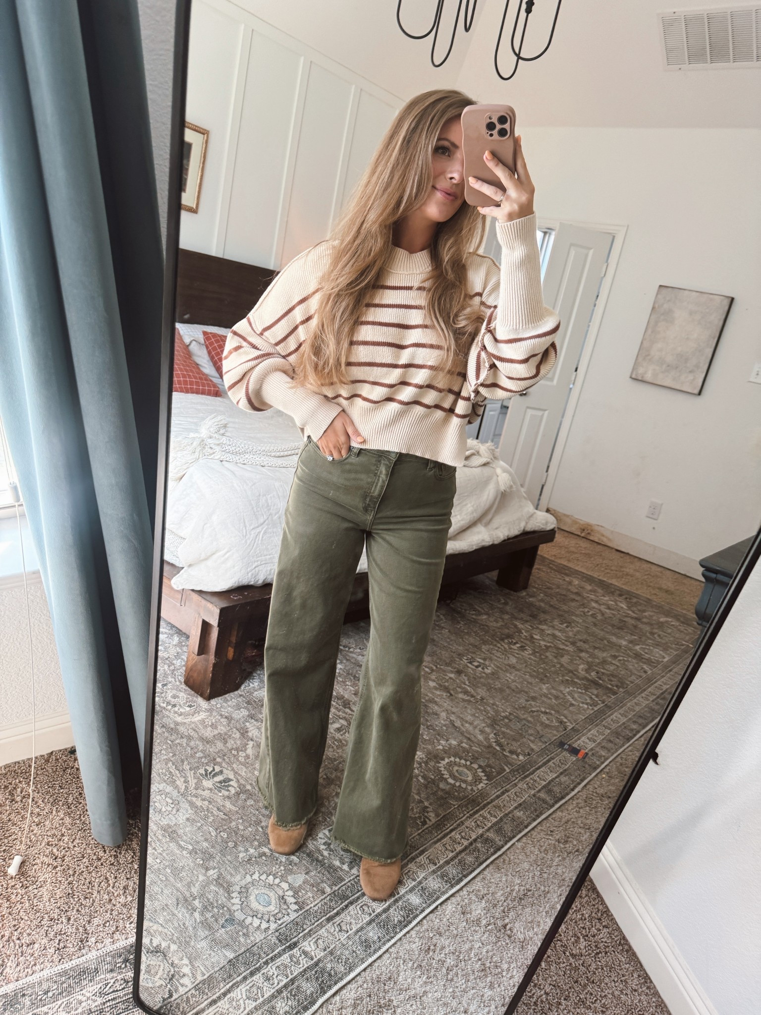 Obsessed with these wide leg jeans! And this cropped sweater for fall. Wearing medium in sweater and size 5 in jeans  

#LTKStyleTip #LTKSeasonal