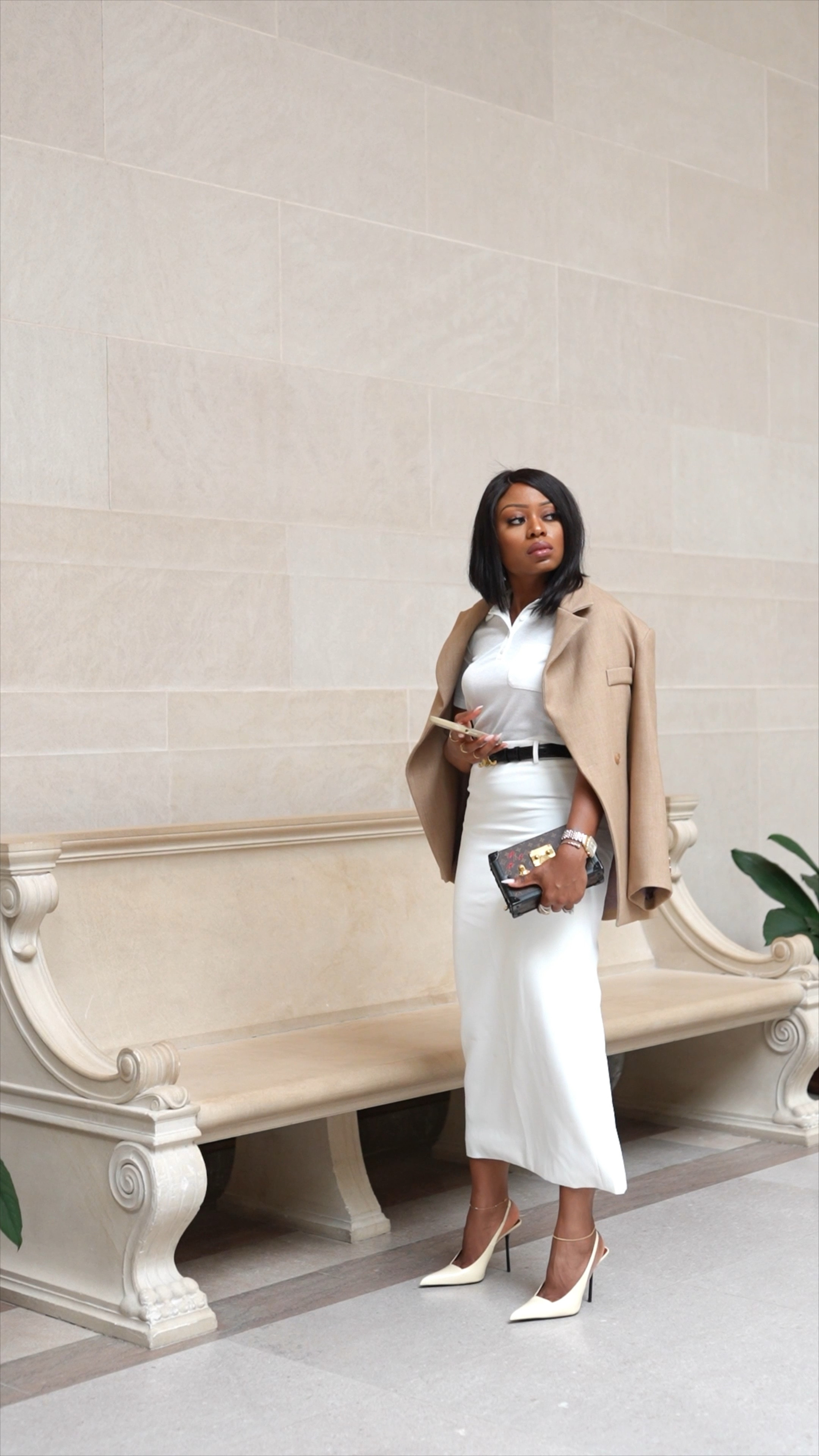 Get yourself a maxi skirt and you can wear for any season and any occasion.

Paired the look with heels and you can also wear with boot for fall.

#fallfashion
#maxiskirt