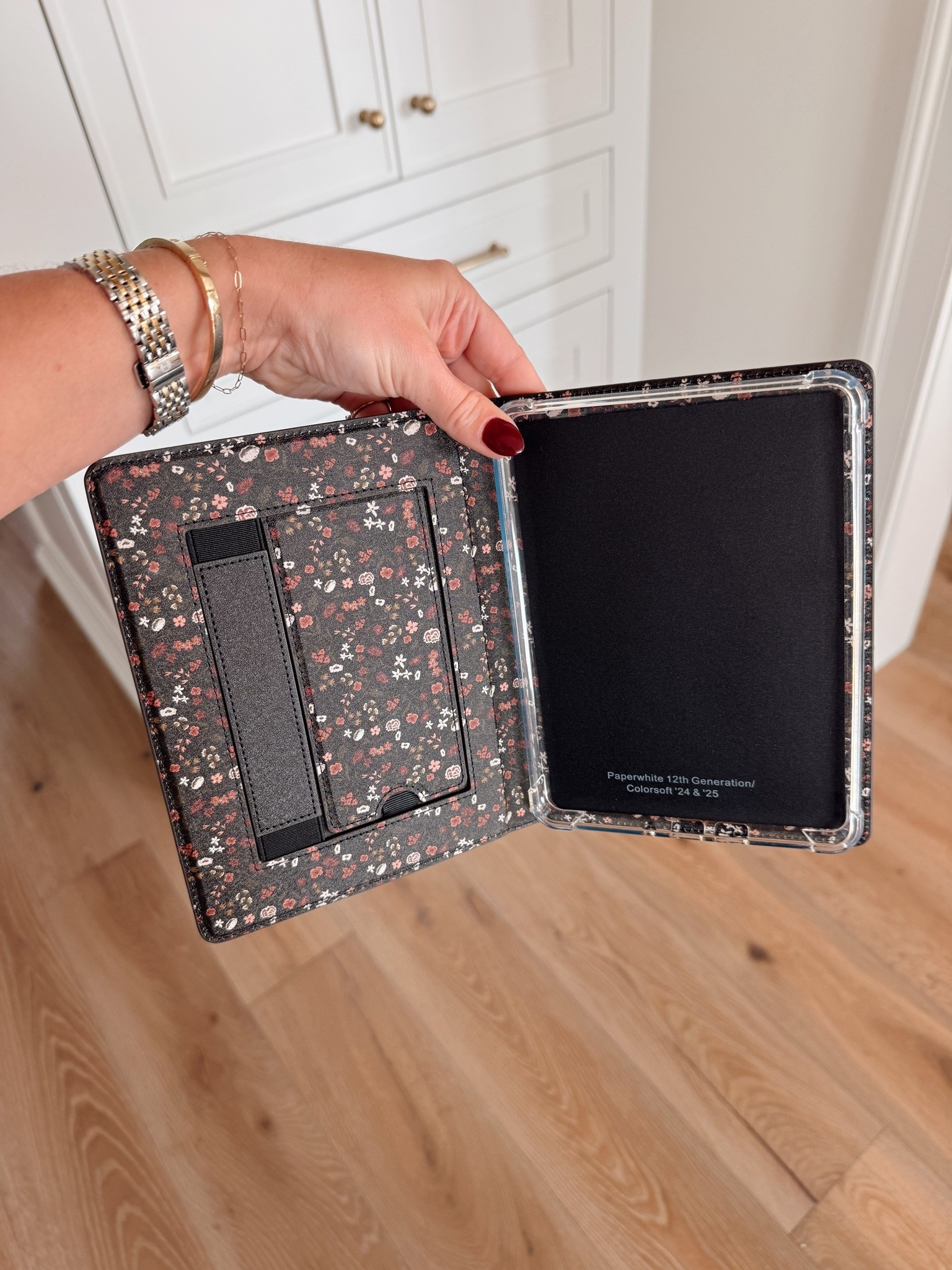 Love this cute (and functional) kindle case!