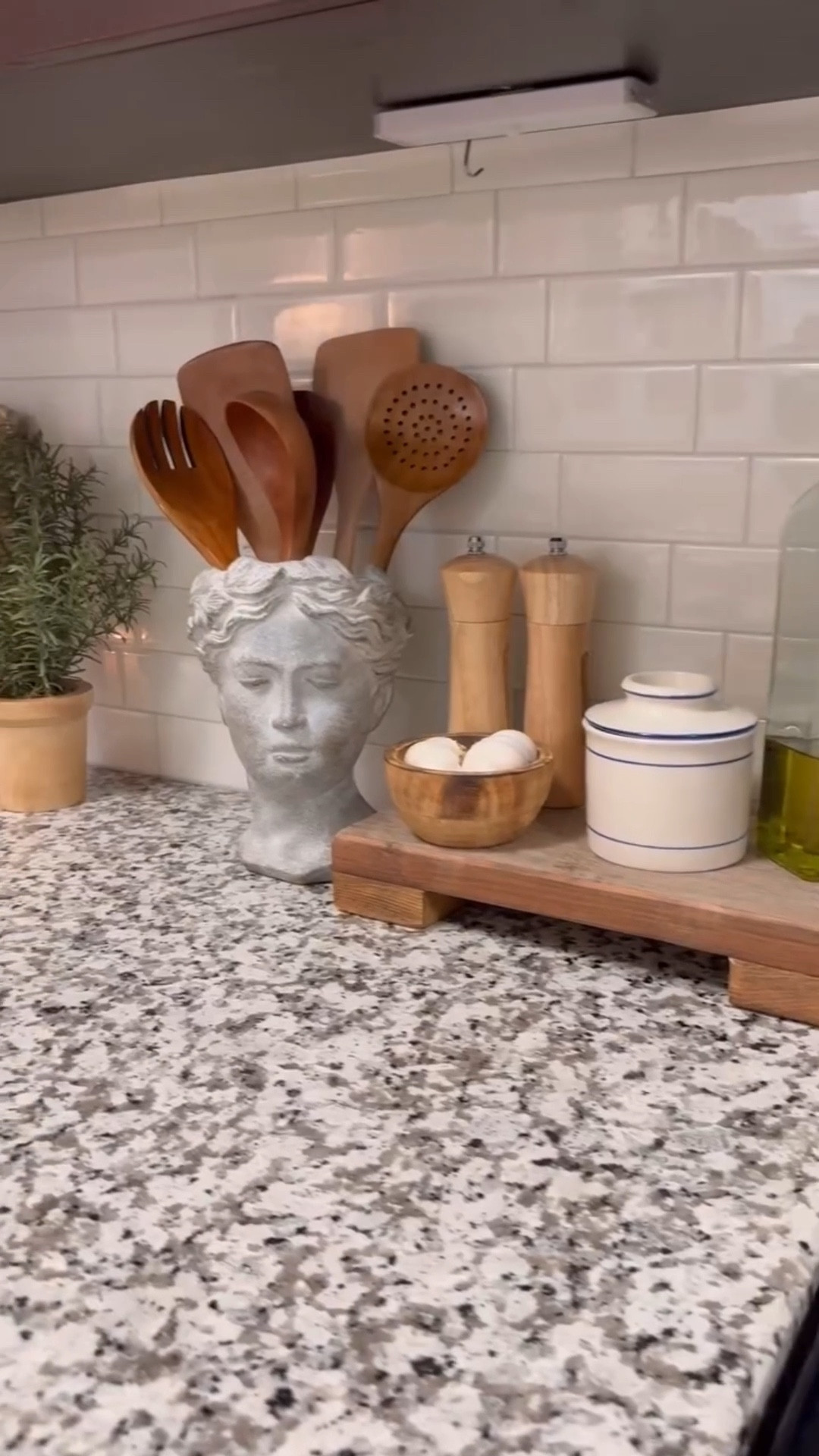 It’s all in the details ✨ 

Comment SHOP for links! 😌

#kitchen #kitchenstyling #cozy #homedecor #homefinds