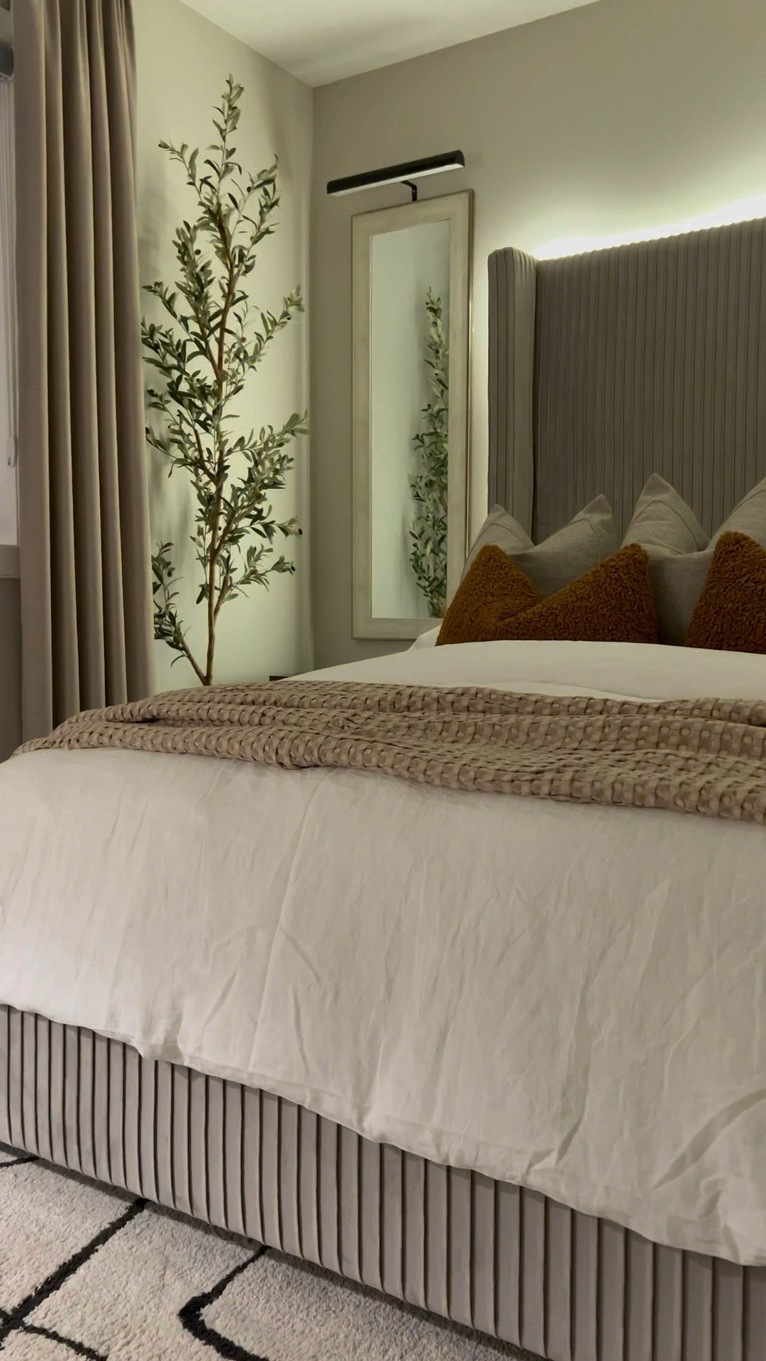 😆 This is your sign to put led light strips behind your bed ☺️🫶🏽💕

#LTKsalealert #LTKhome

#LTKSaleAlert