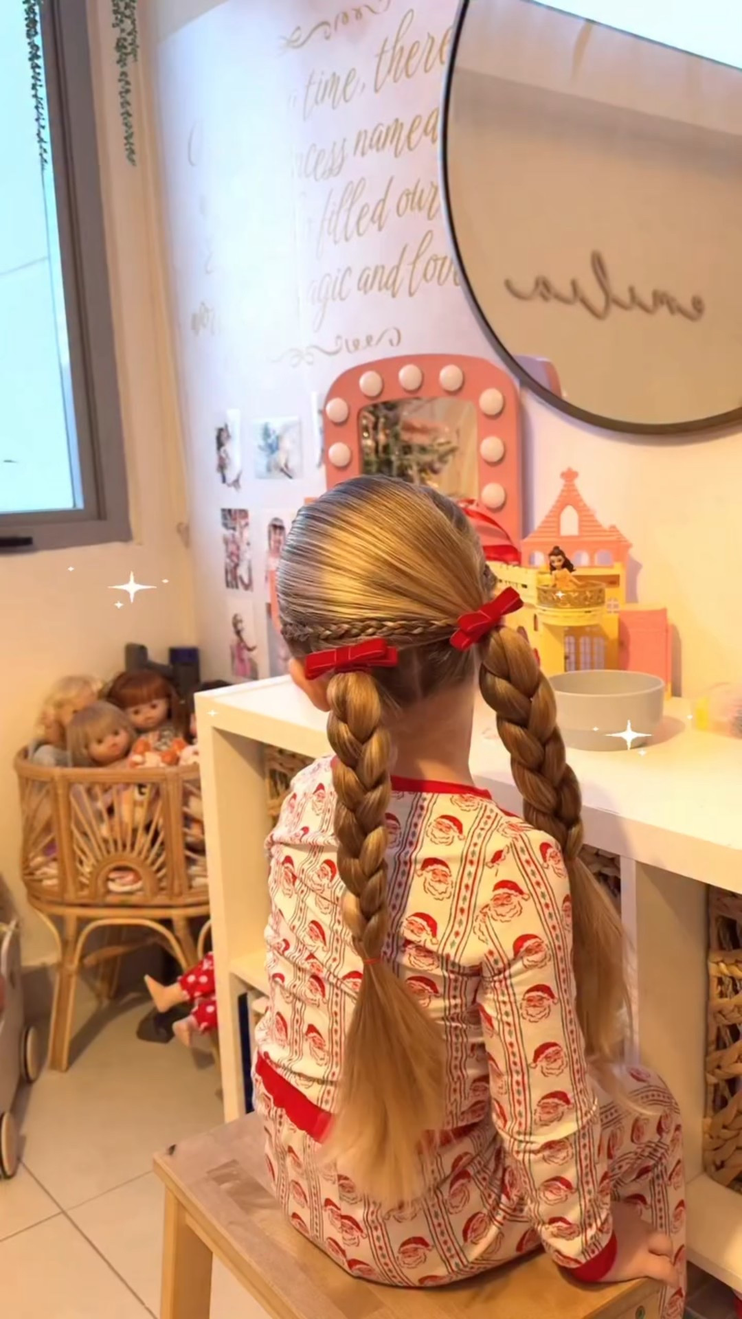 ✨ 12 Days of Christmas Hairstyles – Day 1 ✨

Day one y Emi pidió dos trenzas bajitas, así que este braided slick back con lazos rojos quedó perfecto para Christmas vibes 🎄🎀
Un peinado rápido, clean y hermoso para escuela, actividades y fotos navideñas.

Pregunta del día:
¿Team trenzas siempre o solo en Navidad? 🤭👇🏻

Si quieres los links de los productos que usé, coméntame “hairstyle” y te los dejo en los comments. ✨

#HairstyleTutorial #PeinadosParaNiñas #ChristmasHairstyles #TrenzasParaNiñas #HairTutorial