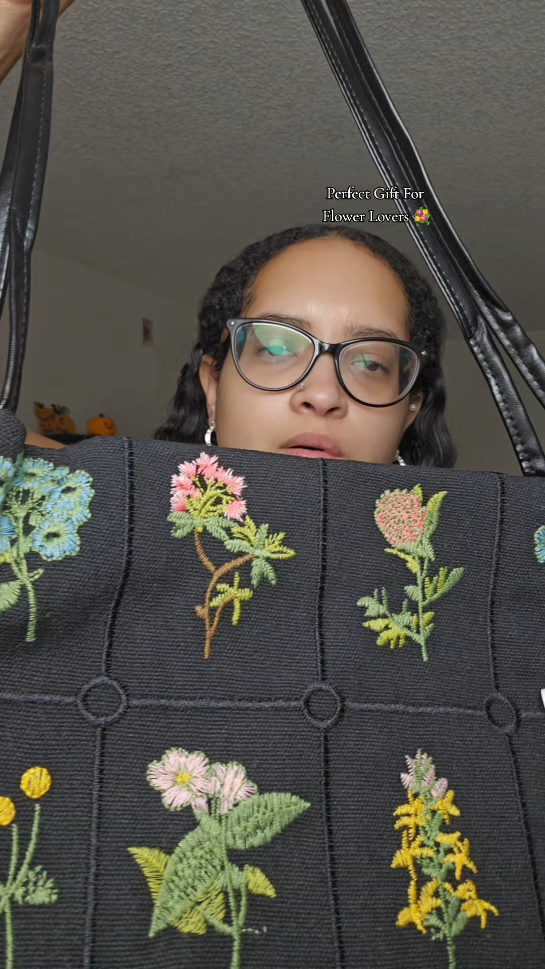 This embroidered floral tote instantly gives soft girl aesthetic while being practical enough for everyday use. It’s lightweight, roomy, and adds the perfect touch of vintage charm to any outfit 💕✨ Shop the bag here: [insert TikTok Shop link]💼 Perfect for:Everyday errands or workCasual coffee datesCute fall and spring outfits

#LTKFindsUnder50 #LTKStyleTip #LTKItBag