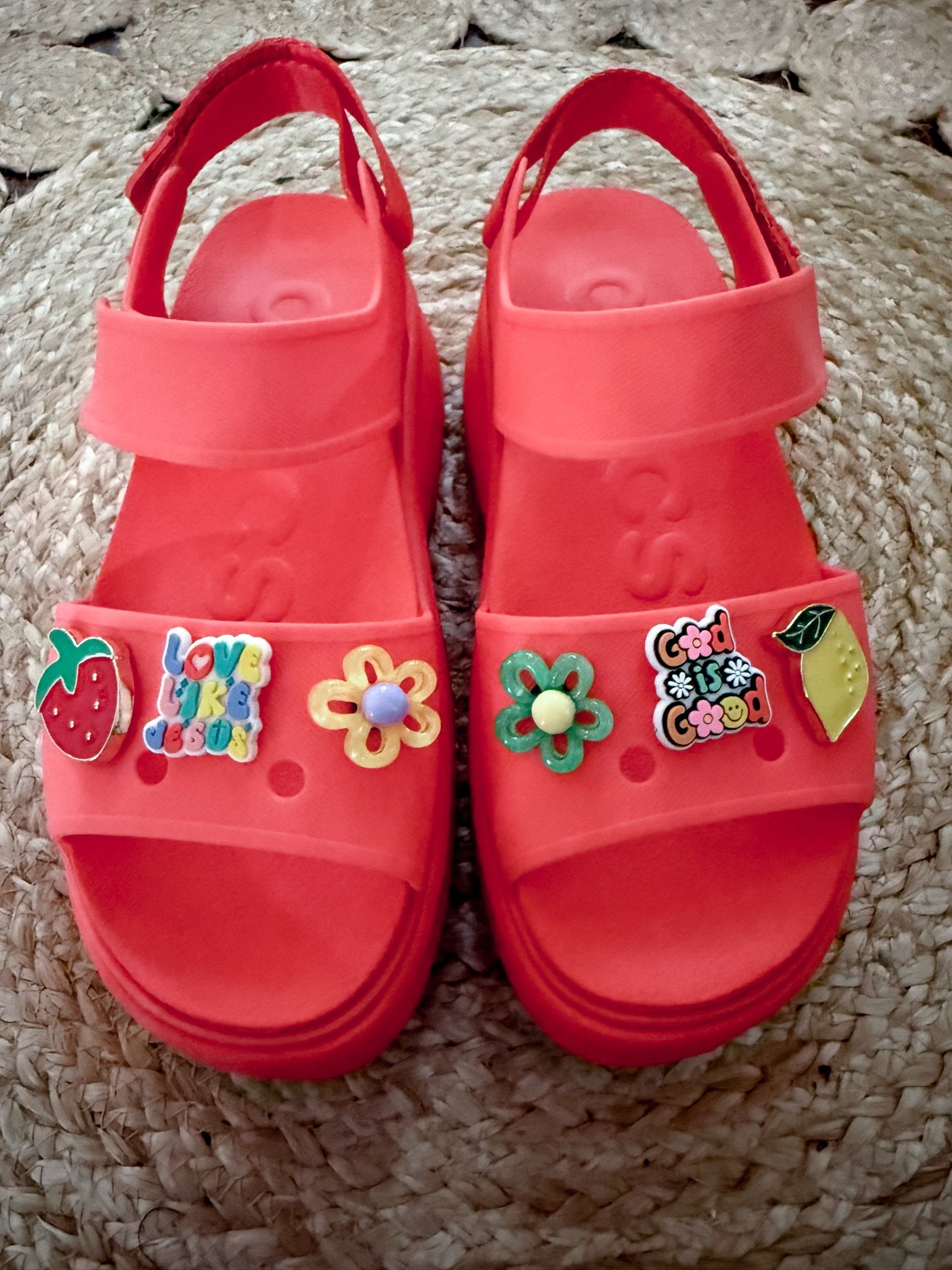 Love these crocs and jibbitz! 😍