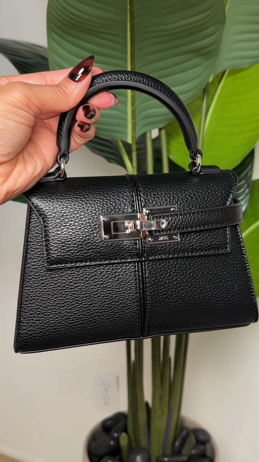 loving my new purse! 

#LTKGiftGuide #LTKHoliday #LTKgrwm