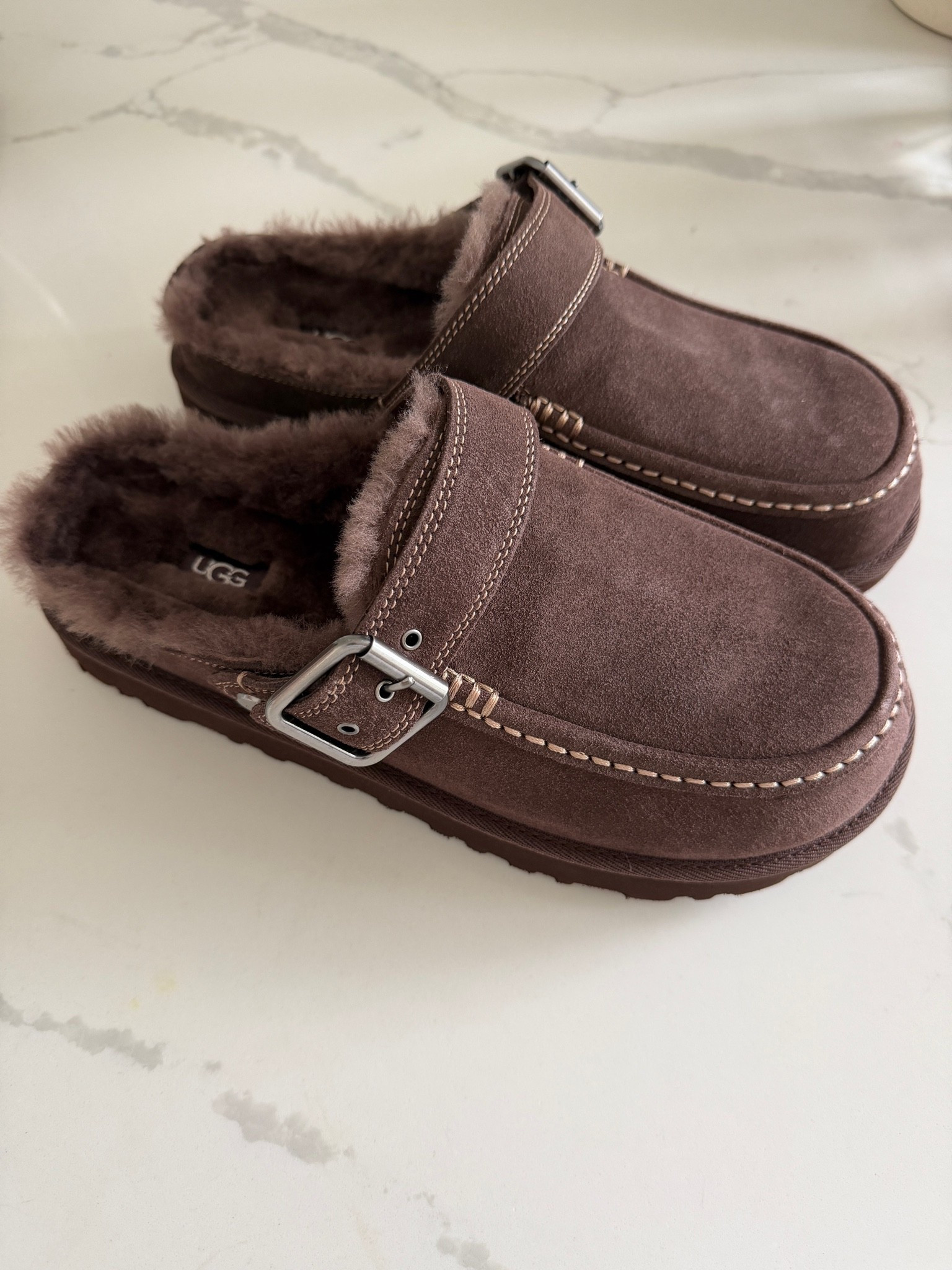 Ugg slippers
Ugg goldenstar evelina clog

#LTKshoes #LTKstyletip #LTKmidsize