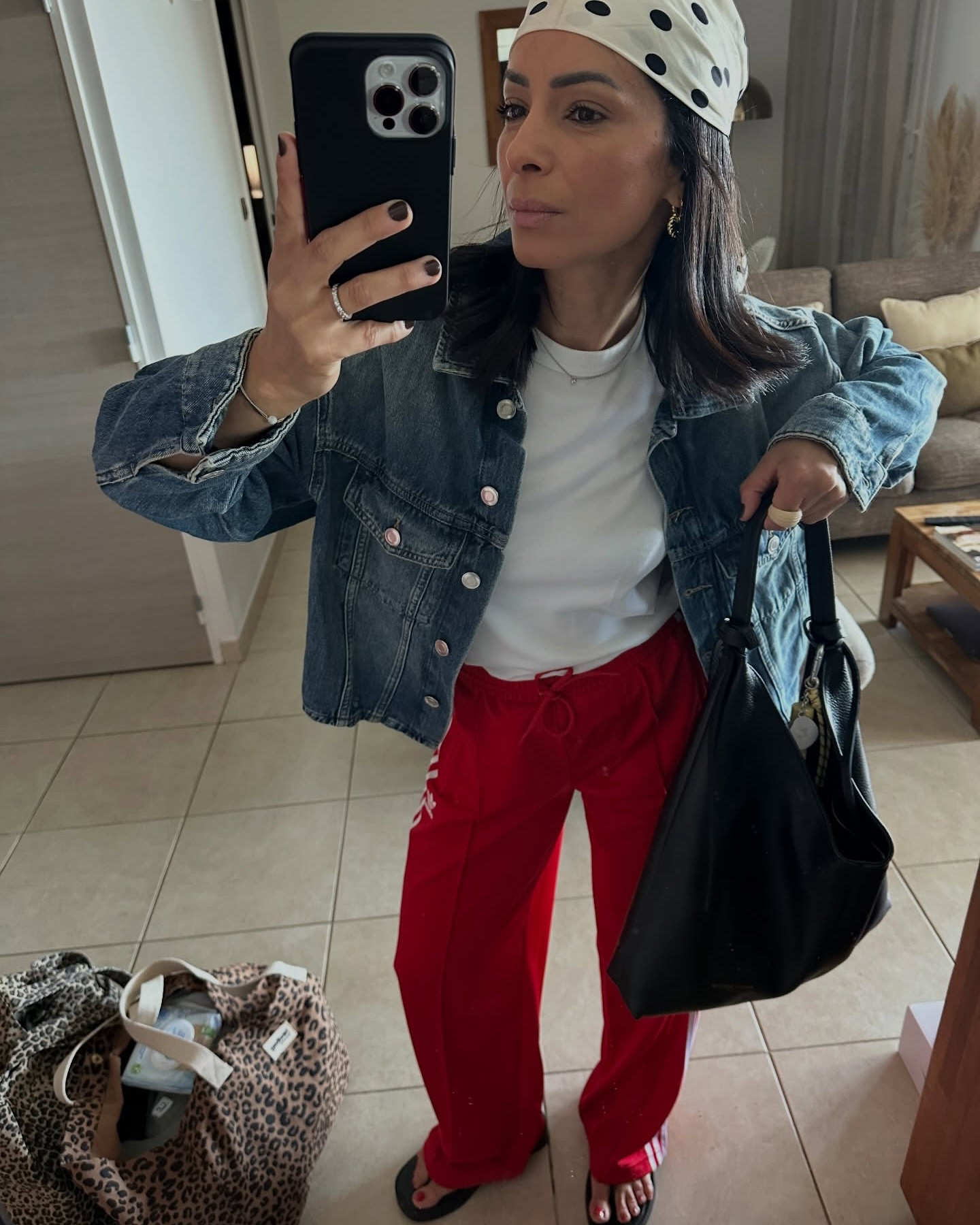 Comment je porte le Jog firebird d’ @adidasoriginals ❤️
Vous aimez ?
Fourlard pois @mango 
Tshirt @uniqlofr 
Veste denim @maison123_paris 
Tongs @zara 
Sac @maisonheritageofficiel 
Style, mode, outfit, look, over 40