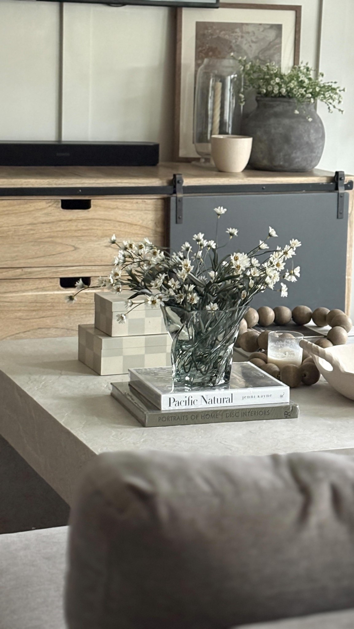 This hack definitely makes people take a second look :) 

 #decortips #homedecor #interiordesigninspiration #studiomcgee #flowerstagram #fauxflower #fauxstems #decorstyling #outdoorliving #outdoorlivingspace #springdecor