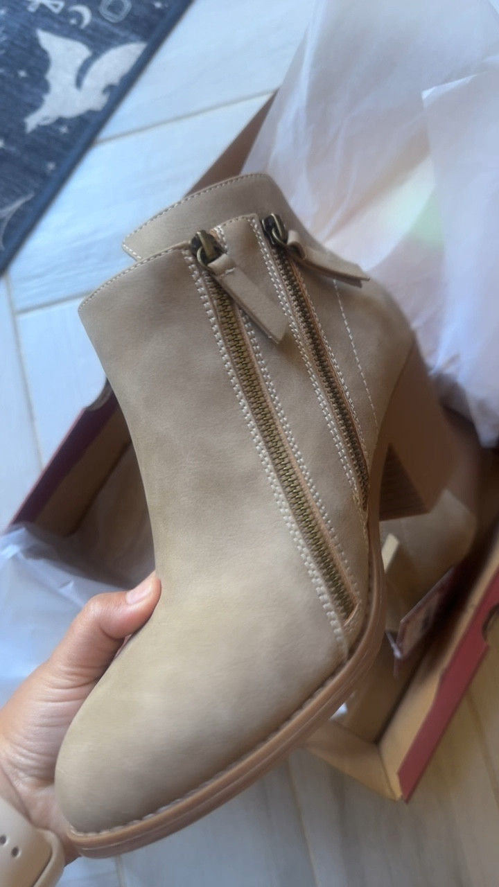 #ad Huge WIN from @monroeandmain these #MukLuks are so so comfy and they’re slip resistant which is what I always look for in boots !!! I do not want to fall on slippery leaves, wet pavement, or floors. 
I love the double zipper too. I kept these on all day and they are QUICKLY a favorite of mine! thank you #monroeandmain for gifting me these via LtK collabs!!! They were much needed and I ADORE them
 #livinglargeinlilly #boots #plussize #midsize #ltkcollab #ltkfind 

#LTKPlusSize #LTKShoeCrush #LTKSeasonal