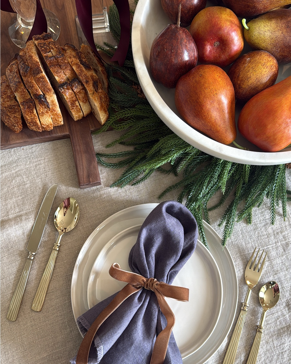 Holiday hosting doesn’t have to be complicated to feel beautiful ✨
This simple, classic table came together with just a few thoughtful layers… seasonal fruit, fresh greenery, warm velvet ribbon, and timeless place settings that glide effortlessly from Thanksgiving into Christmas.

A big thank you to @mybloomist for sending these gorgeous linens and charcuterie board that instantly elevated the whole look. Subtle, cozy, and perfectly festive! 

#holidayhosting #seasonaltable #simpledesign #thanksgivingtochristmas #tablescapeinspo