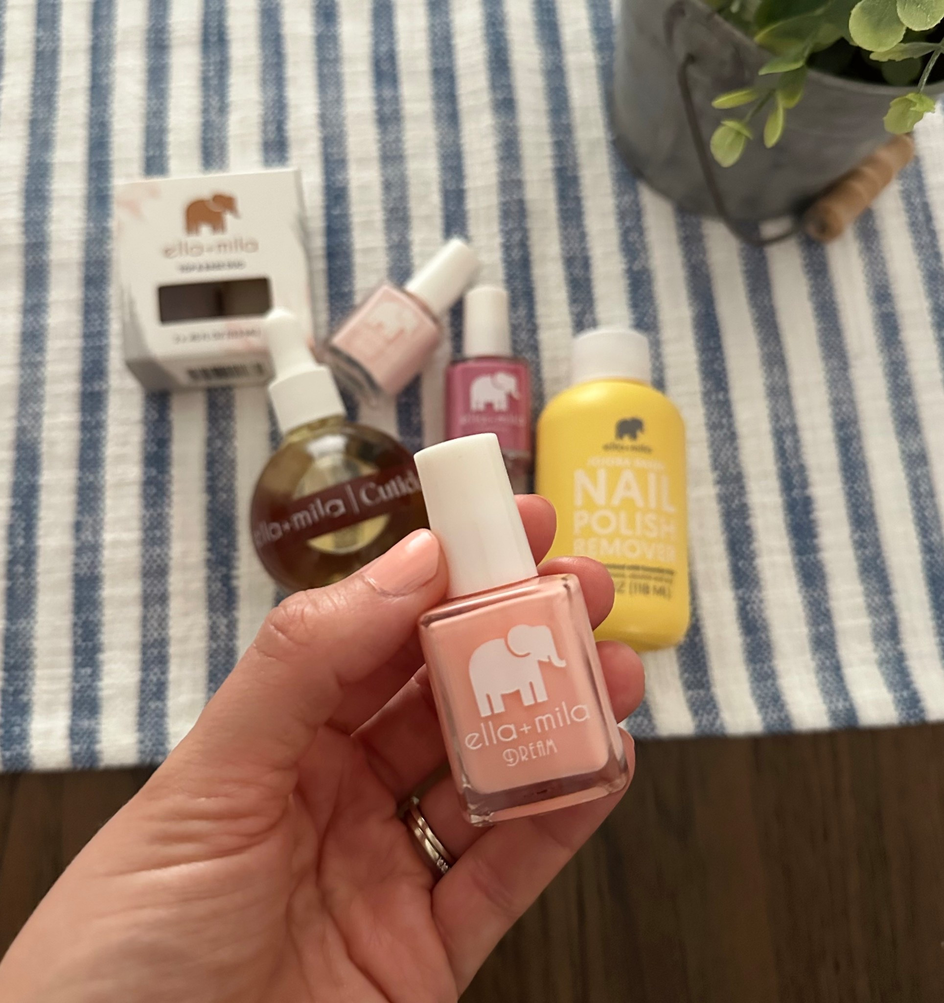 This warm weather has me needing to redecorate everything, get a new wardrobe and repaint everything (including my nails). My nails are the easiest one to do 😅
 
Lowtox beauty, SAHM, motherhood, nails at home 

#LTKBeauty #LTKmomlife