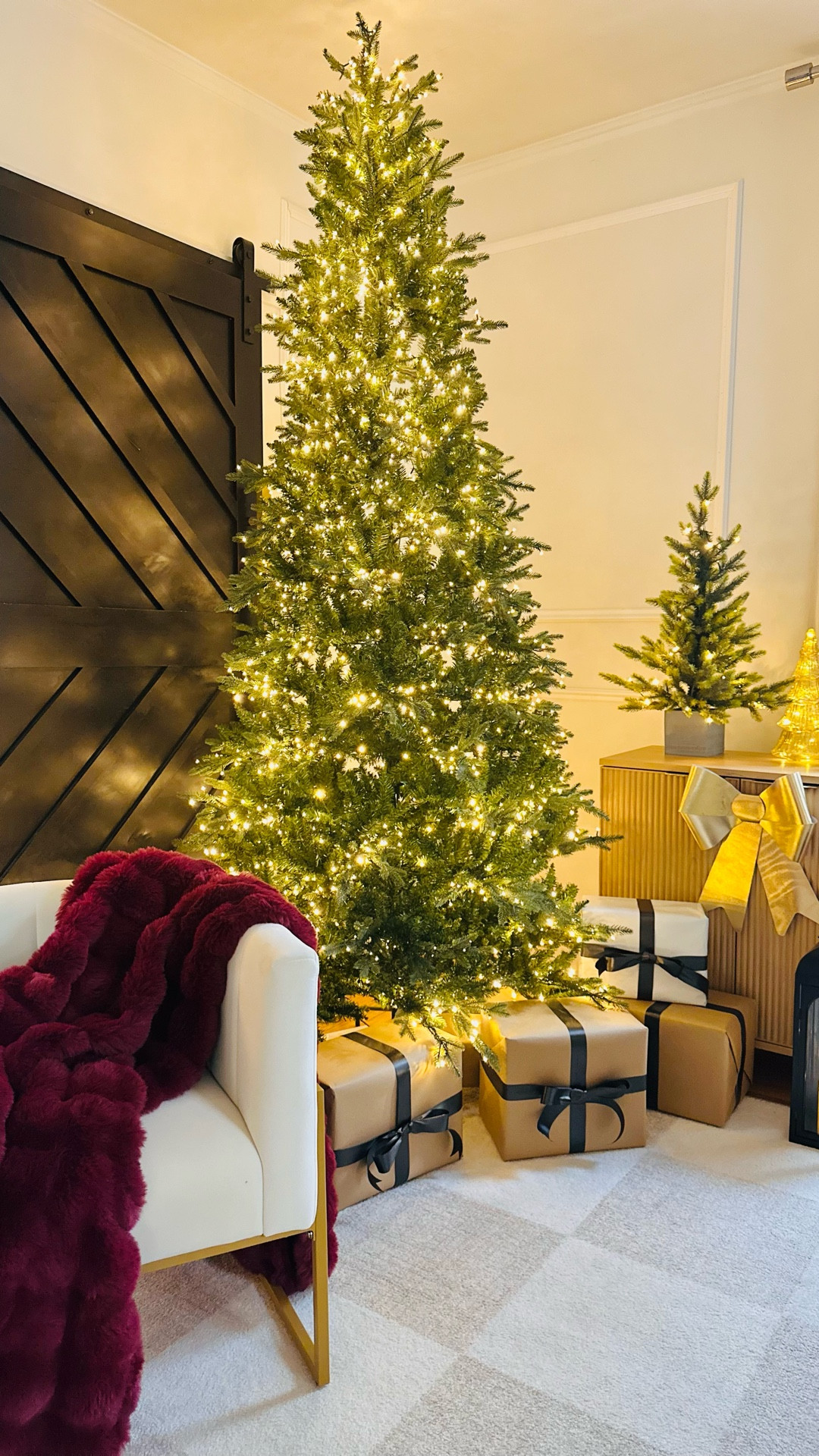 We’re obsessed with this twinkle tree!!! 9’ Tall and it comes with lots of lighting modes including color, twinkle & color twinkle too!! 



#homedecor #christmas #christmastree #christmasdecor
