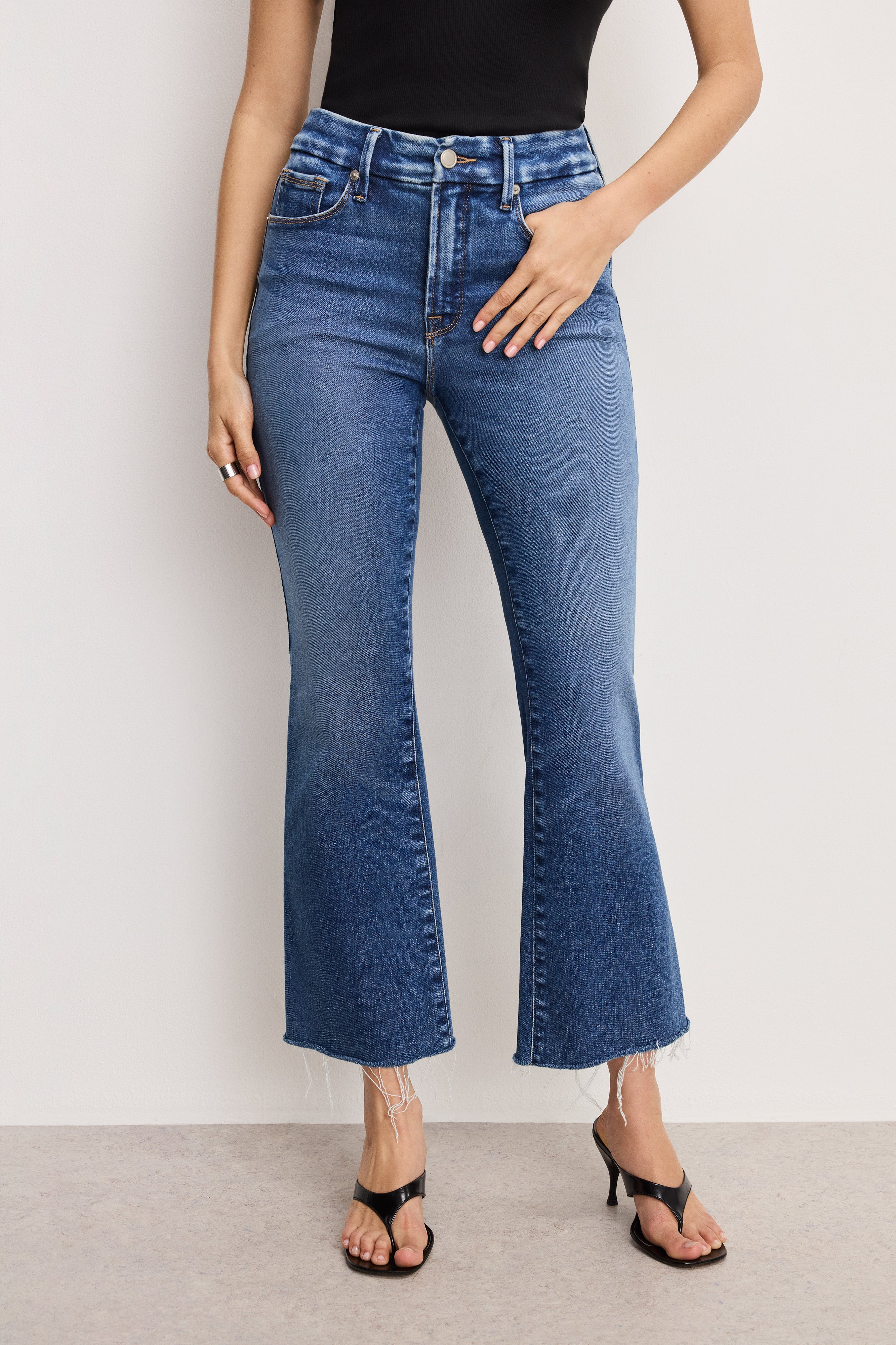 SOFT TECH GOOD LEGS CROPPED MINI BOOT JEANS | INDIGO818 - GOOD AMERICAN | Good American