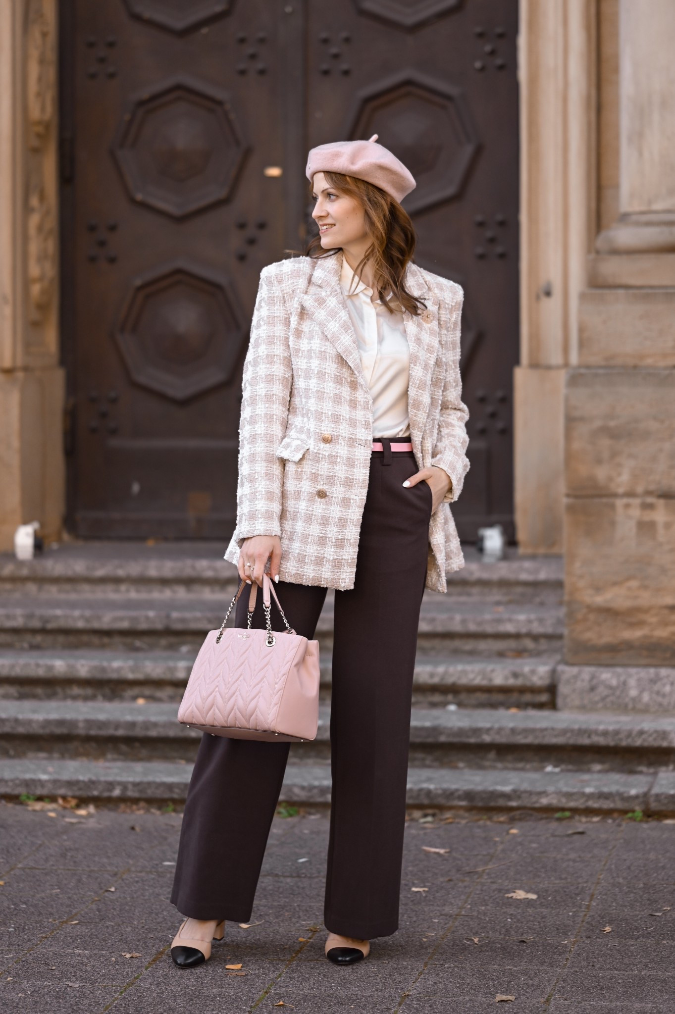 12 autumn outfits 🍁🎀 | Look 10

Pink beret – preloved
Pink and white houndstooth boucle blazer – Chicwish
Off white silk shirt with collar – Lilysilk
Pink belt – Kate Spade
Dark brown trousers – Marks & Spencer
Pink top handle handbag – Kate Spade
Beige slingback pumps with contrast black toe cap – Dune London

If any of these aren’t current or available, I’ve linked alternatives. 🤍

#LTKworkwear #LTKeurope #LTKautumn