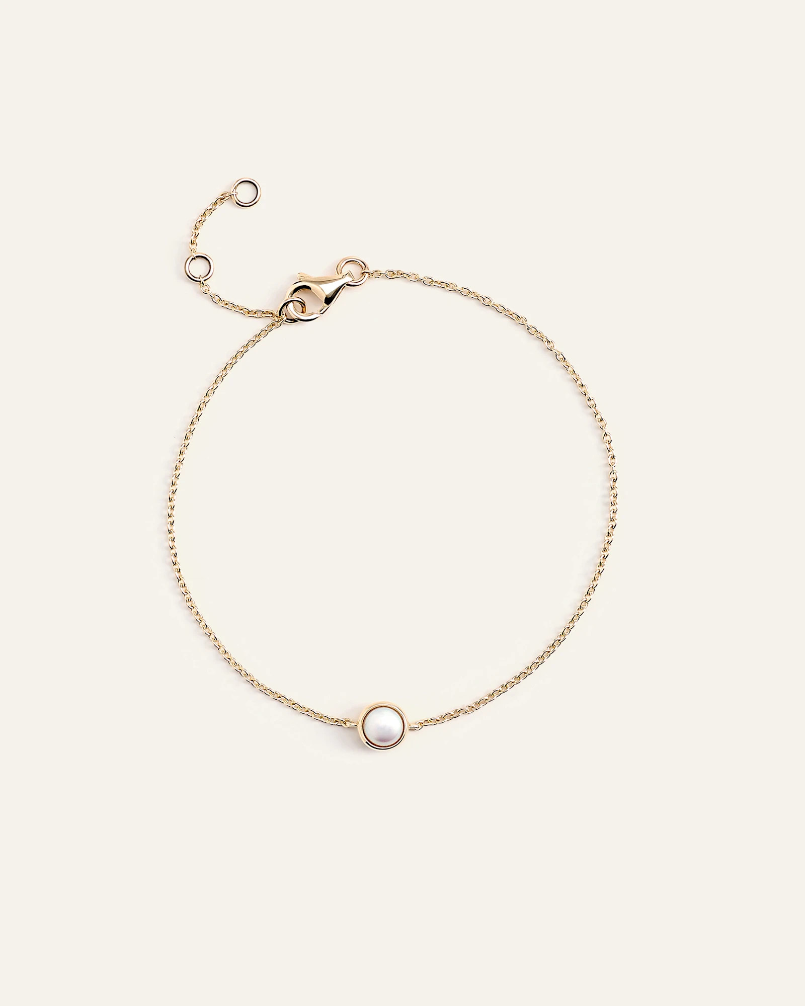 Quince | Women's 14K Gold Birthstone Solitaire Bezel Bracelet in Peridot | Quince