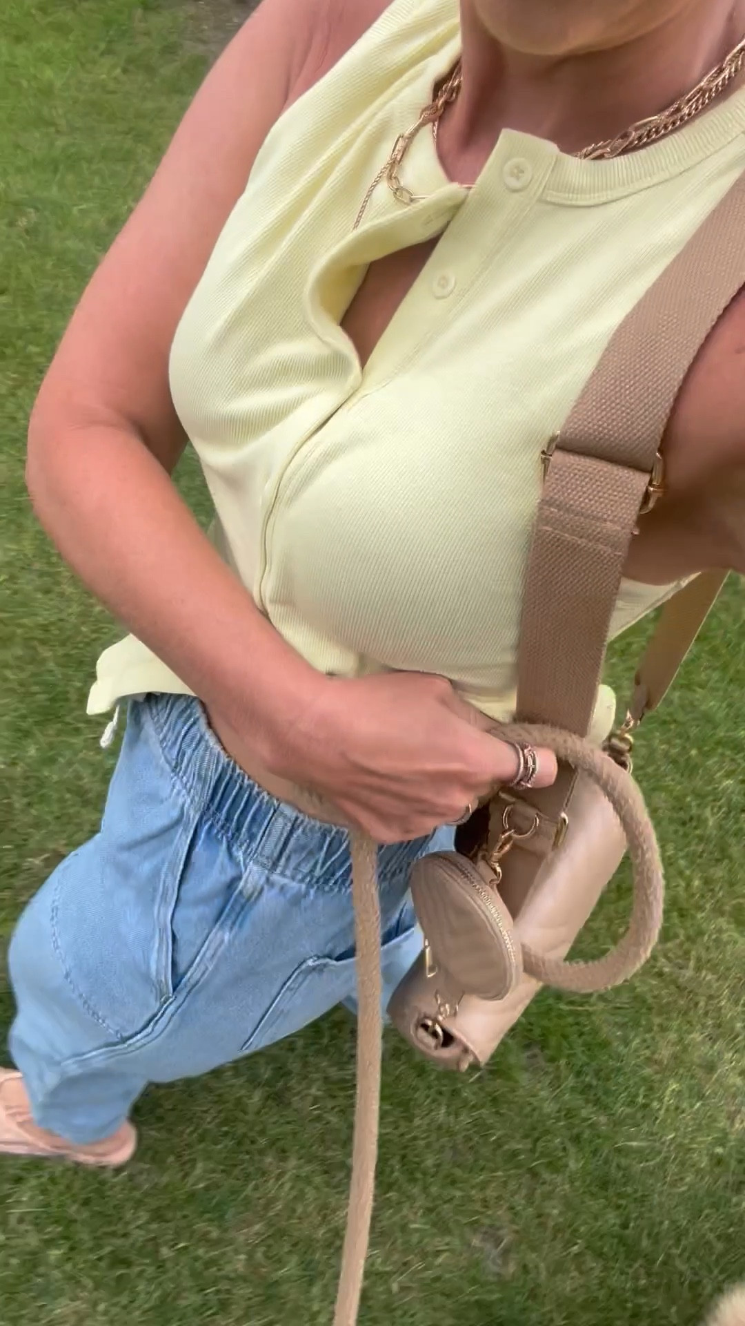 Size small in both! All about the butter yellow this summer and these jeans are so comfortable 