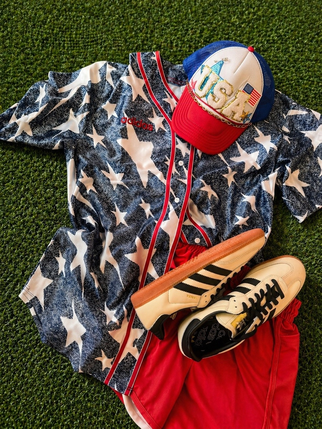 OK, stop what you’re doing and head to Adidas right now. They just drop their new USA collection and literally obsessed. I grabbed the jersey and I’m wearing it in an extra small ice size down in it but you’re gonna love how it looks. You’re gonna love all the American stuff that they just dropped. #createdbyadidas #adidas #adidaspartner @adidas  