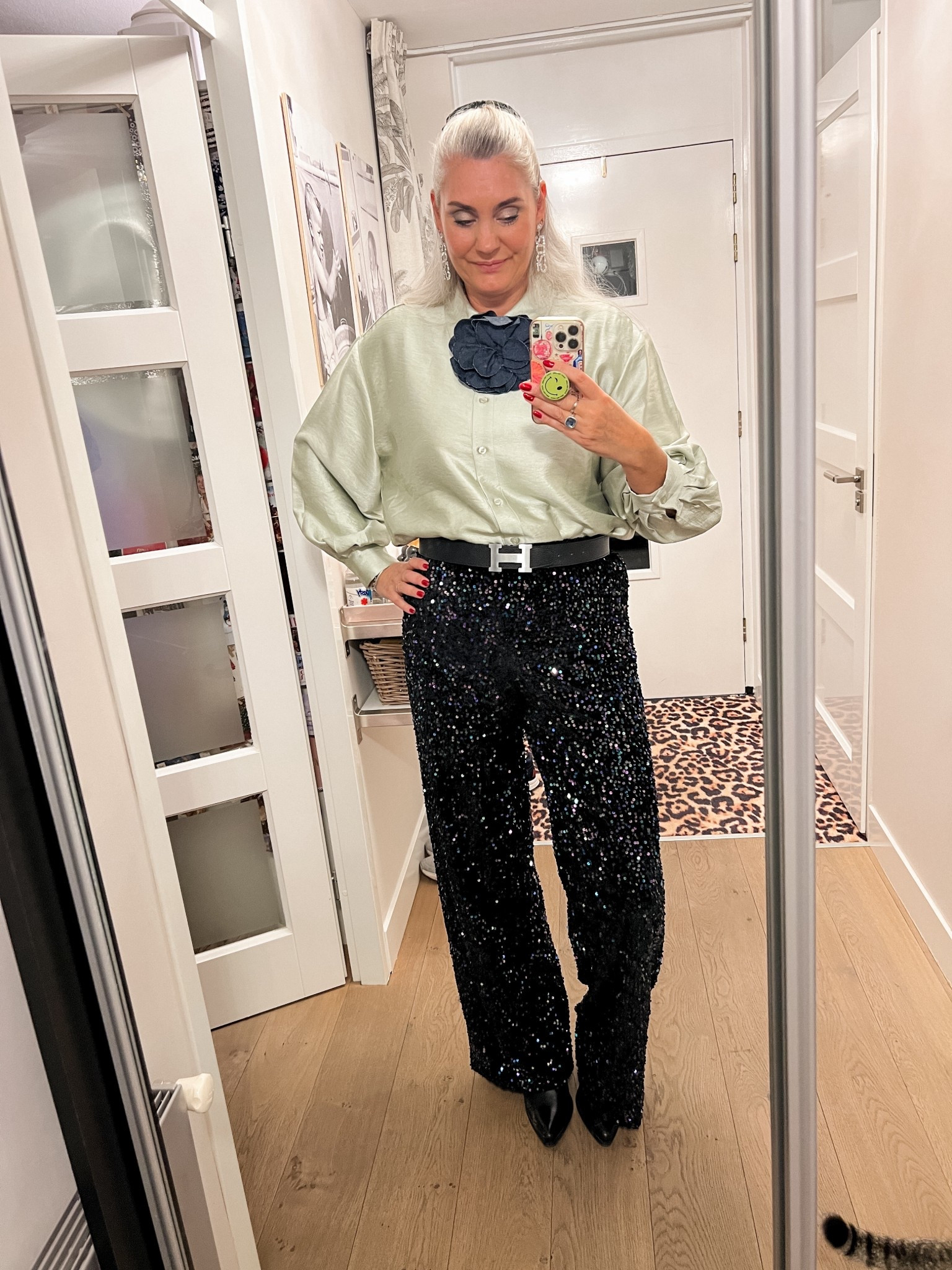 OOTD - Woensdagavond. Oud en Nieuw. Een extra lange pailletten broek (https://most-wanted-nl.mtpc.se/5867536) gecombineerd met een groene satijnen blouse (Norah) en een denim bloem broche (Norah) groen fluwelen strik in haar. 



#LTKnederlands #LTKpartywear #LTKeurope
