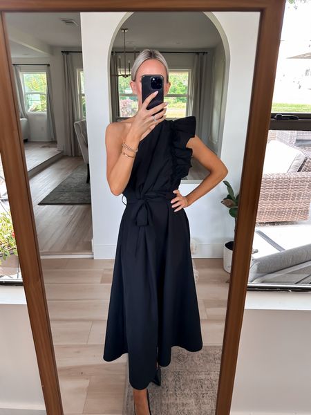 Amazon wedding guest dress. Wearing size small. Fits true to size. 

Wedding guest, bridesmaid dress, graduation dress, vacation dress, resort dress, spring dress, summer dress, spring style, summer fashion, petite fashion, modest dress, black tie event, one shoulder dress, maxi dress 