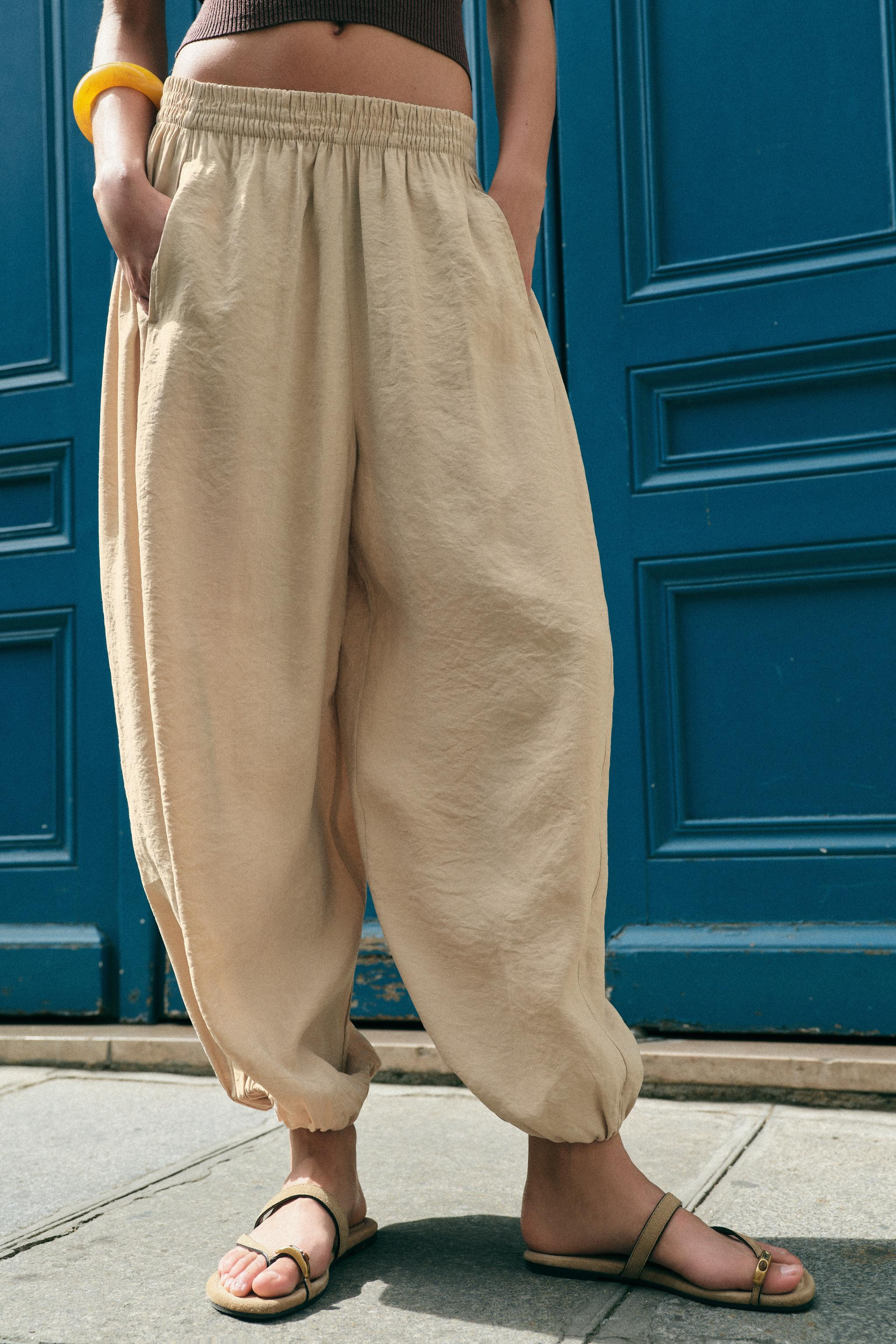 Model height: 183 cmMid-waist trousers with an elastic waistband. Featuring front pockets and bal... | Zara UK