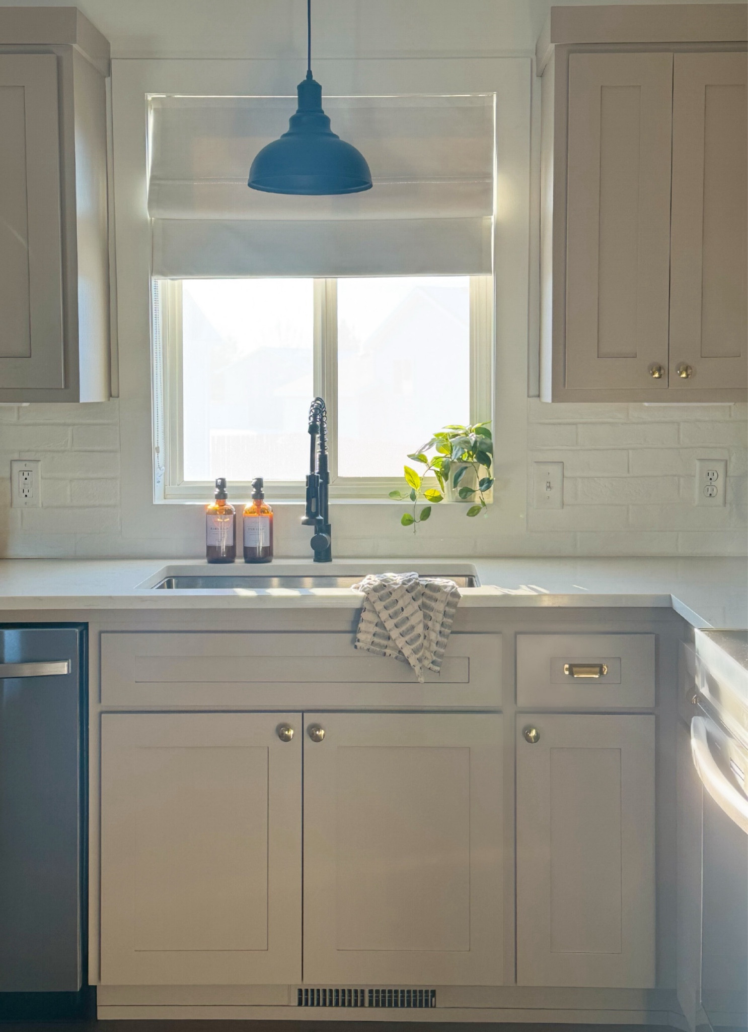 kitchen, inspo, transitional kitchen, kitchen decor, home decor, lighting, pendant light, cabinets, towels, hardwaree

#LTKhome #LTKSeasonal #LTKSpringSale