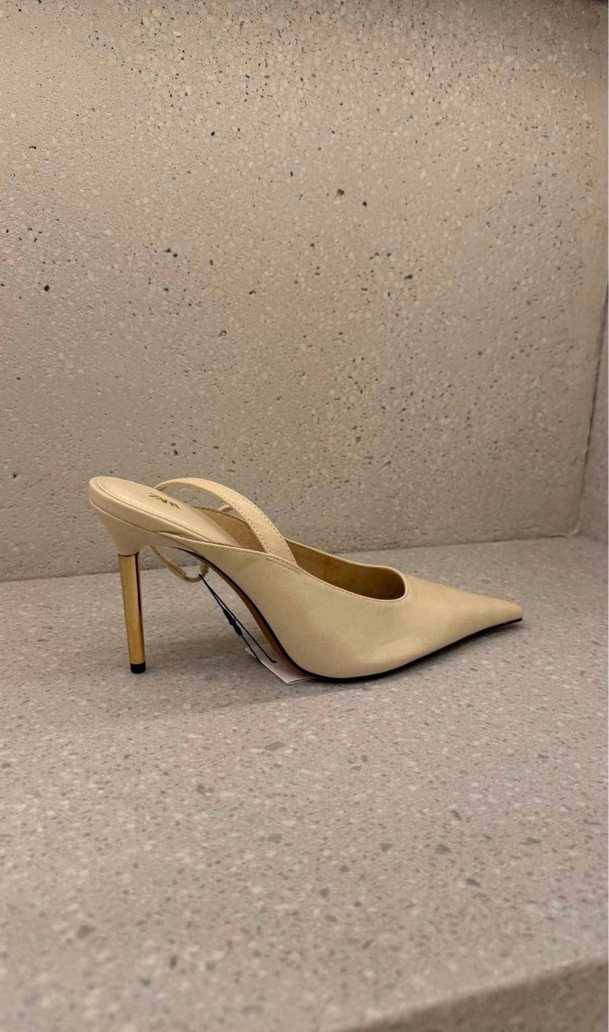 Sling back heel with gold heel! Perfect to pair with your looks for a night out, work and more!