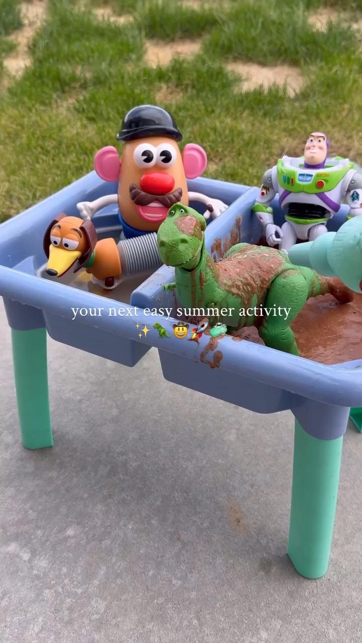 Try this toy wash station out with your little one this summer ☀️

To make the taste-safe mud: mix together 1 cup of corn starch, 1 cup of cocoa powder, & 2 cups of water! This kept my kids entertained for a WHOLE hour, your kids will love it too!! 

Save + send this to a Toy Story loving friend you want to do this with ❤️

#toystory #summeractivities #sensorybinideas #summerplay #easyactivities