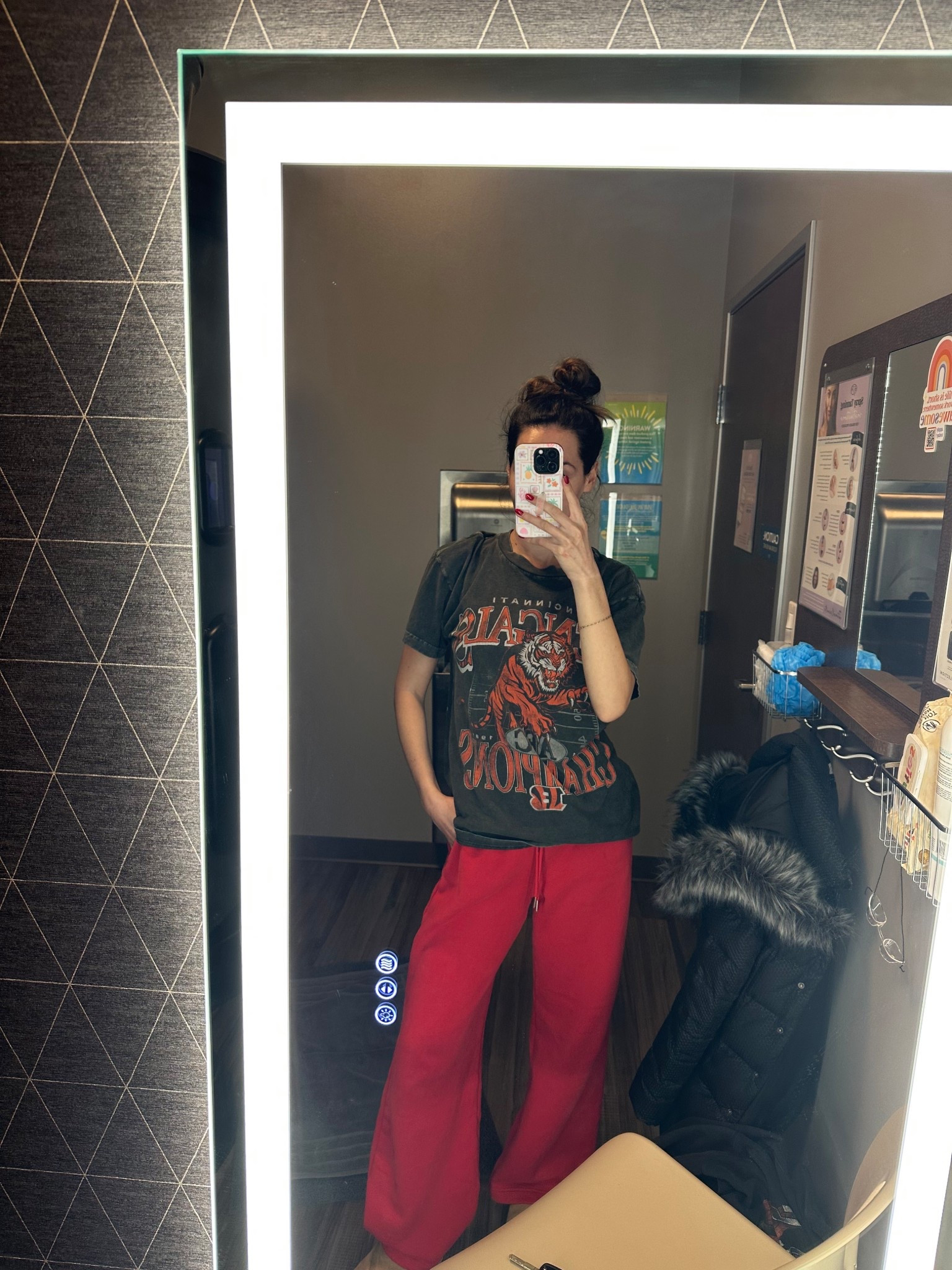 12/30/25 spray tan ootn
Abercrombie sweatpants TTS
Abercrombie tshirt 
Cincinnati Bengals 