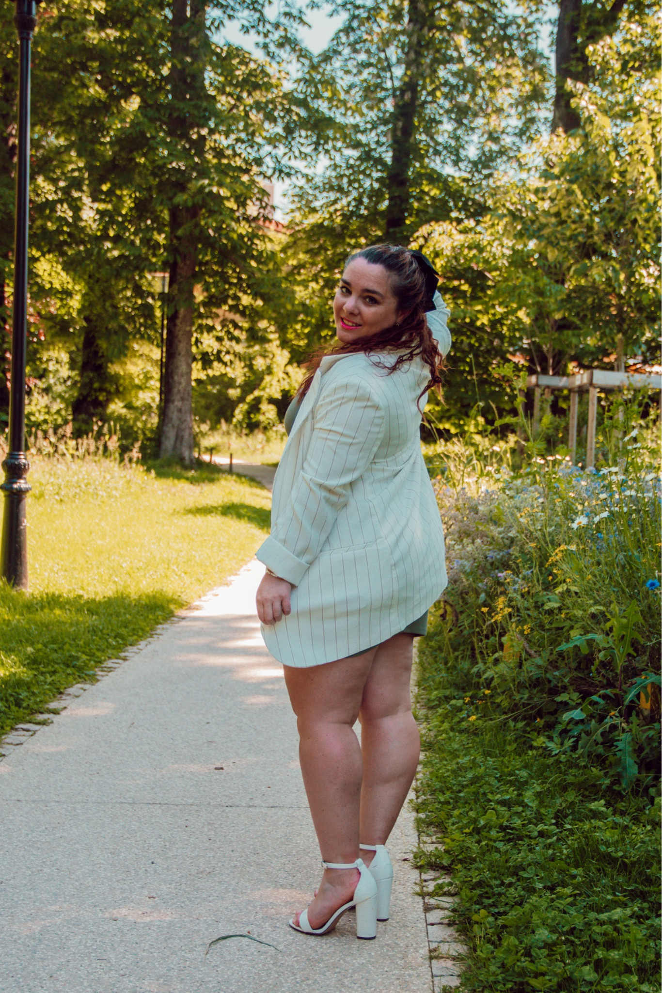 Quand le printemps fait enfin son grand retour et que les collants restent au placard 😍

#LTKcurves #LTKspring #LTKfrance