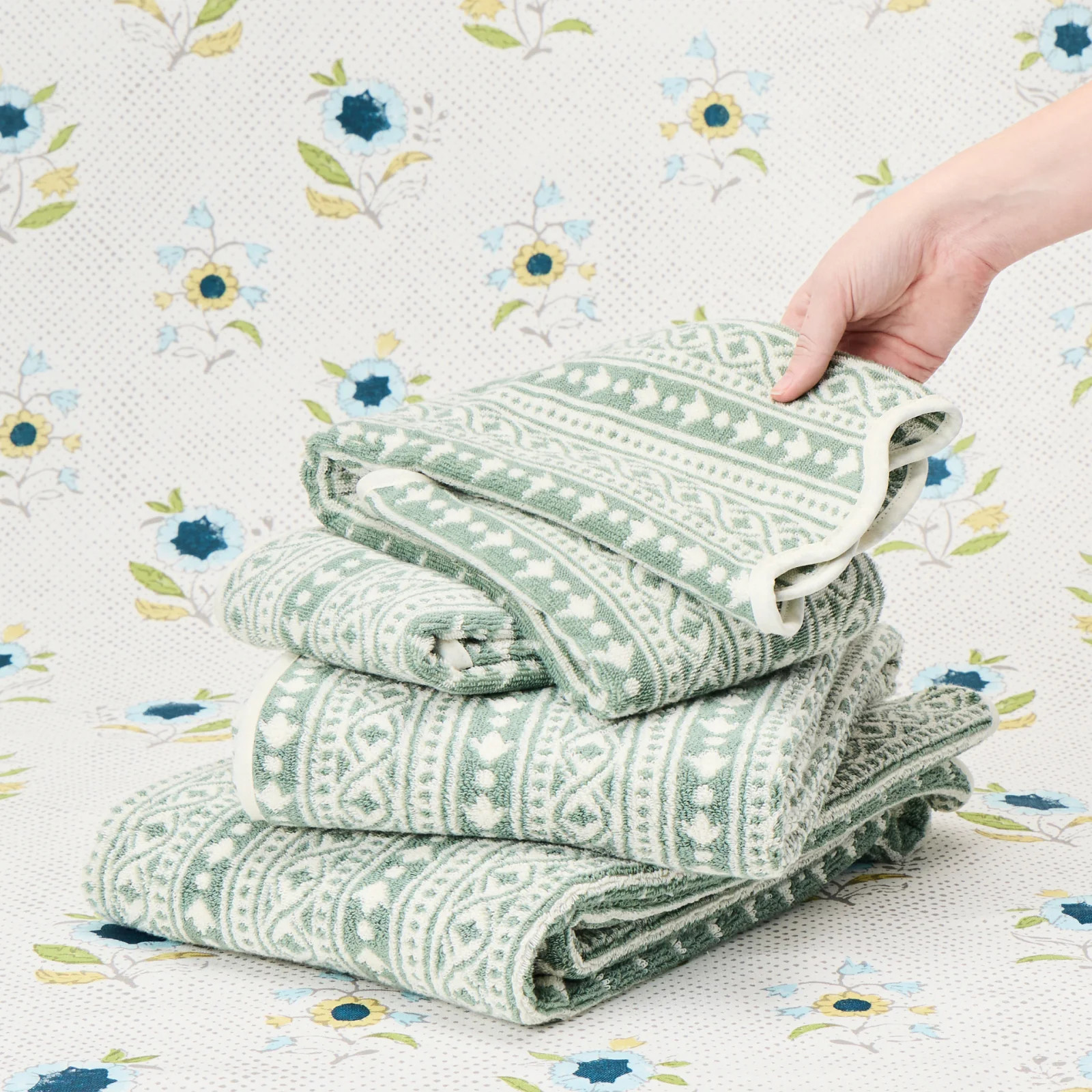 Monogrammed Plush Luxury Scallop Bath Towel | Weezie | Weezie Towels