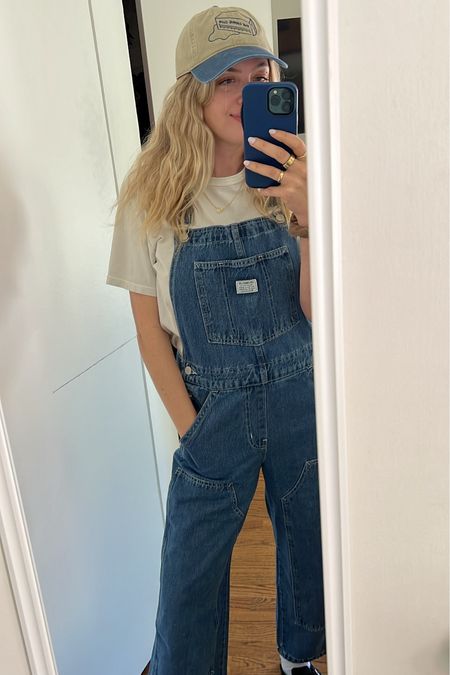 I love these Levi’s overalls! They’re baggy but still flattering, and I love the wide leg. Pairs well with tees and tanks! Super comfy. I’m between a S/M and I ordered a medium for a looser fit! 