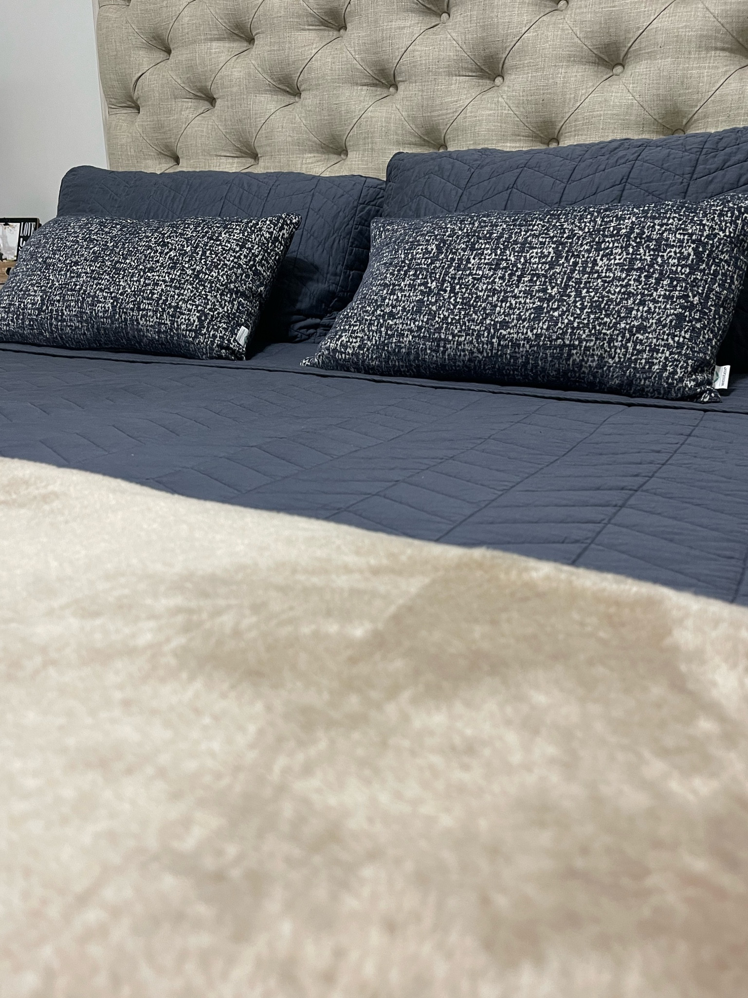 Neutrals and a touch of Navy