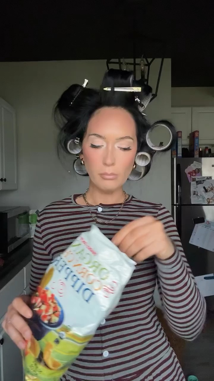 a little hair refresh 😮‍💨

90s layers on mid length hair & I’m here for it 

Hair by @kirstey.ivylane 
Rollers @bombayhair 

#90shair #90shairstyle #layershaircut #midlengthhaircut