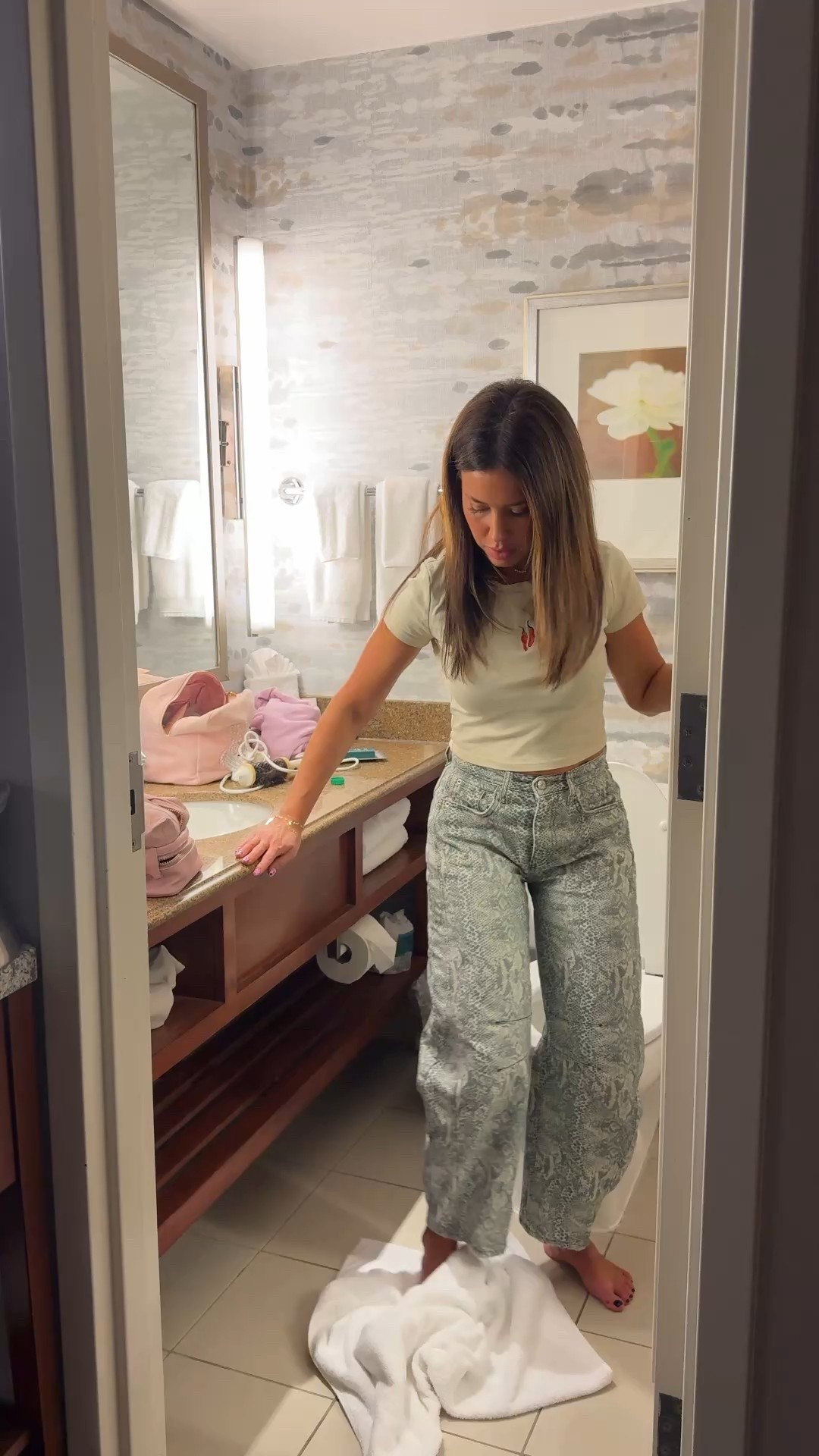 Night routine as a mom traveling for a cheer competition! This is what I wore and what I packed for my daughters cheer competition!