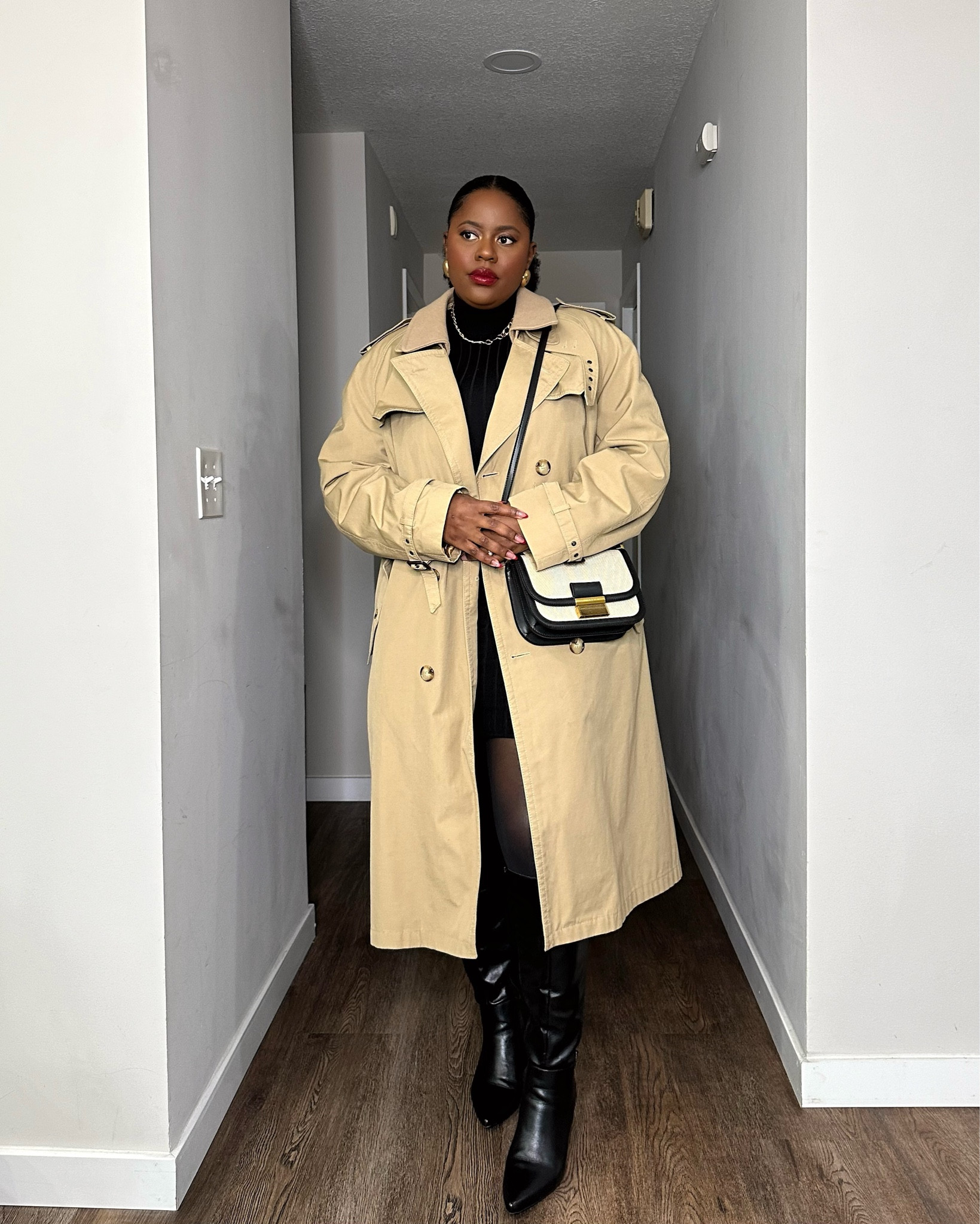 A week of winter outfits: kicking off Monday with a black dress, Sheertex tights (by the way, they are what they say they are, solid), black boots and a trench coat, without forgetting my Charlot bag



#LTKfindsunder100 #LTKshoecrush #LTKstyletip