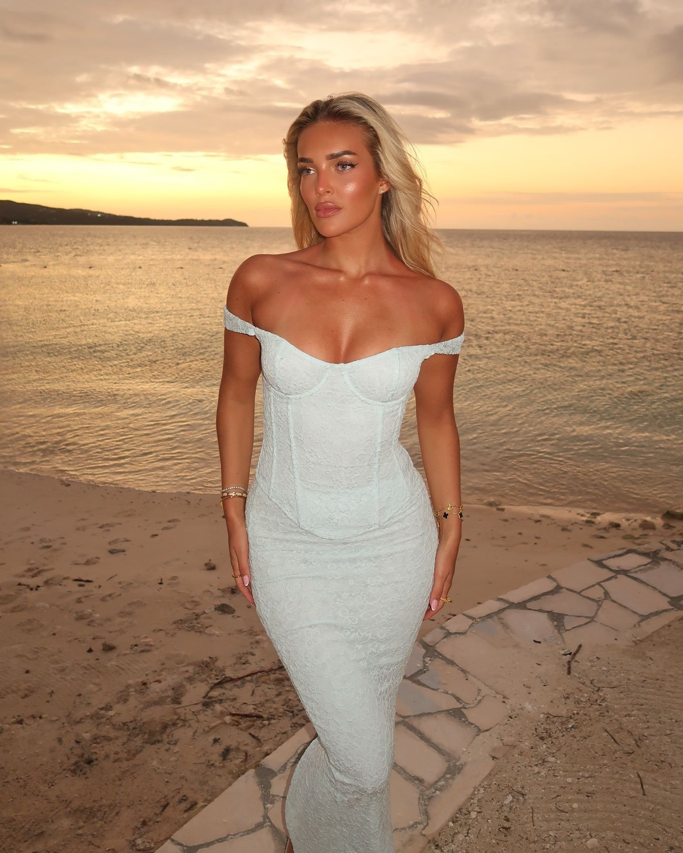 Mars the Label baby blue corset and skirt lace co ord set ☁️

Summer outfit, summer dress, girls night, going out, party wear, party dress, maxi dress, party co ord, bustier, corset top

#LTKpartywear #LTKsummer #LTKeurope