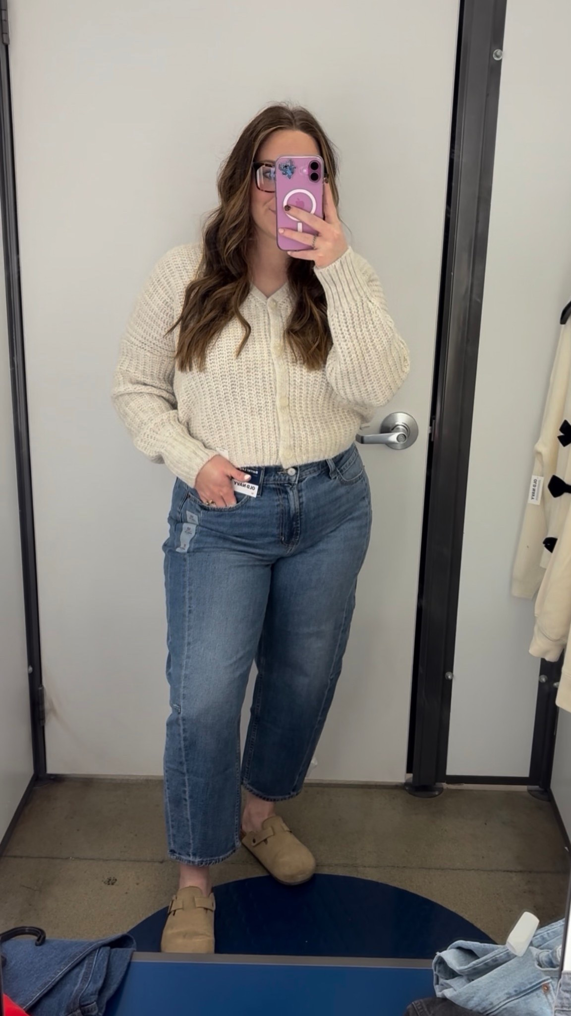 Dying over these barrel jeans 

#LTKMidsize #LTKFindsUnder50 #LTKStyleTip