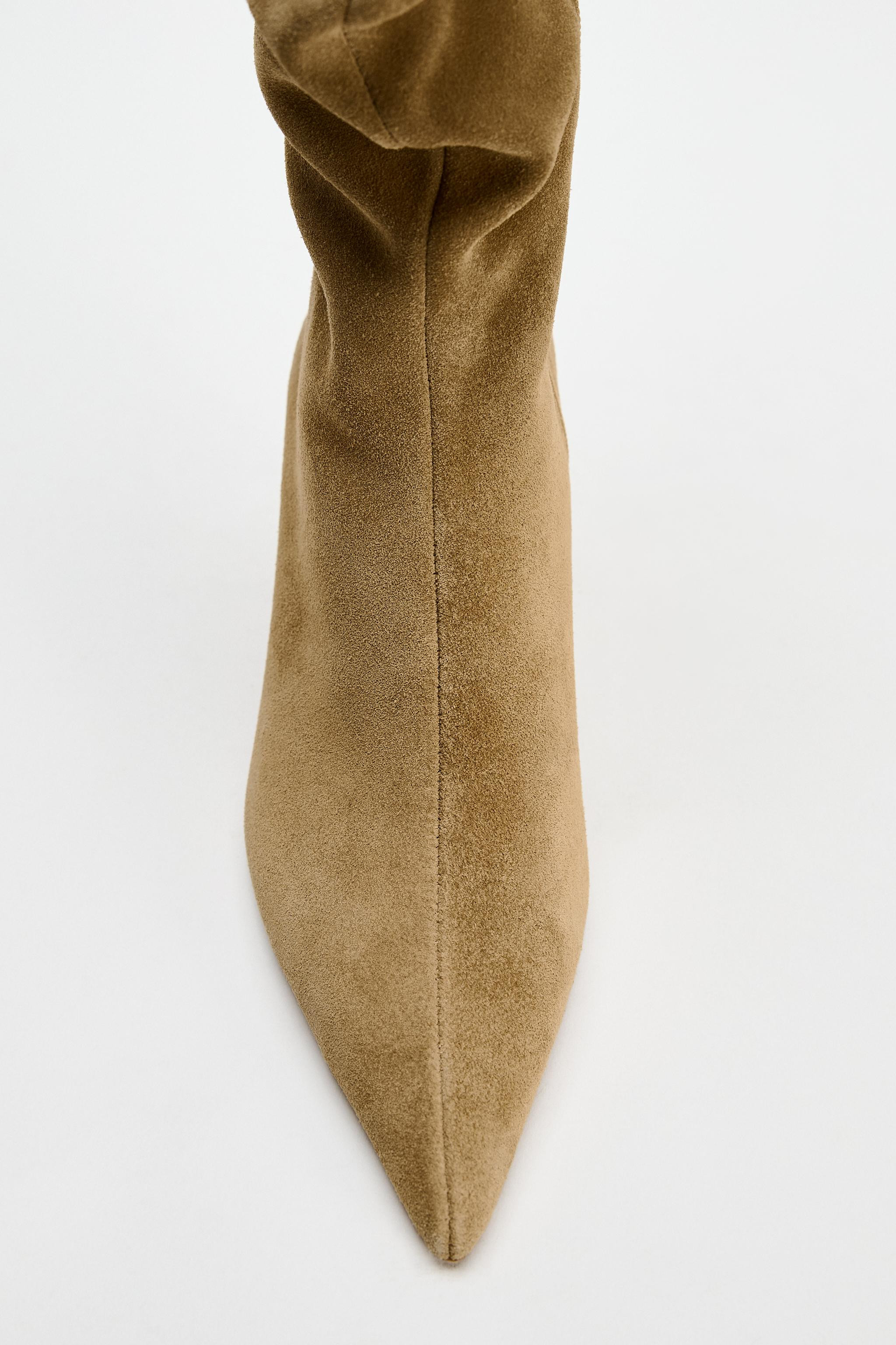 Split suede heeled boots. Stiletto heel. Ruched detail on the leg. Zip fastening. Pointed toe. He... | Zara UK