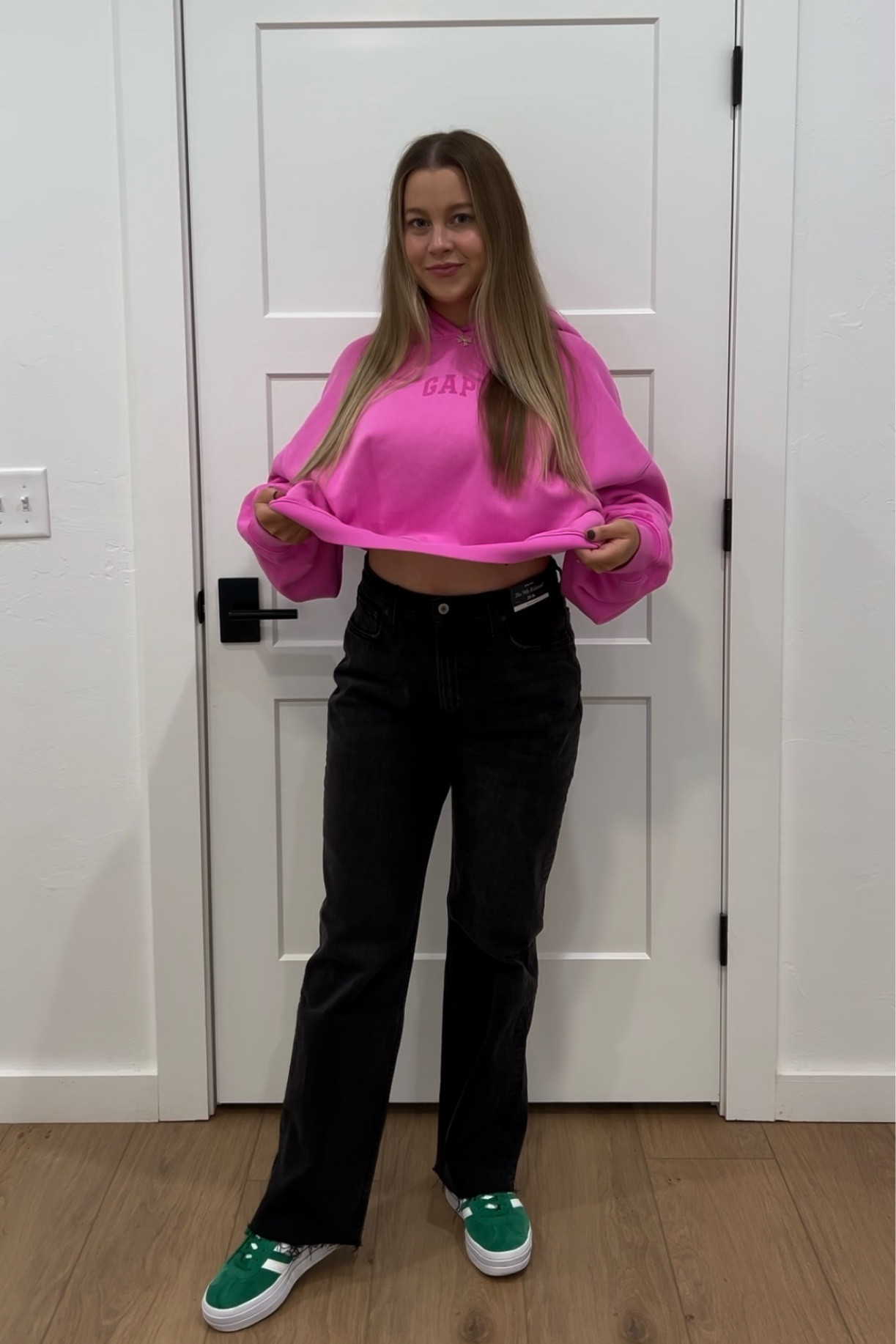 My favorite style of Abercrombie jeans- 90’s relaxed. 
Wearing a size 8 curve love, and I am 5’5”
Use code APP20 at Abercrombie for 20% off right now! 
Size down a half size for the gazelles!

#LTKFallSale #LTKMidsize #LTKFindsUnder100