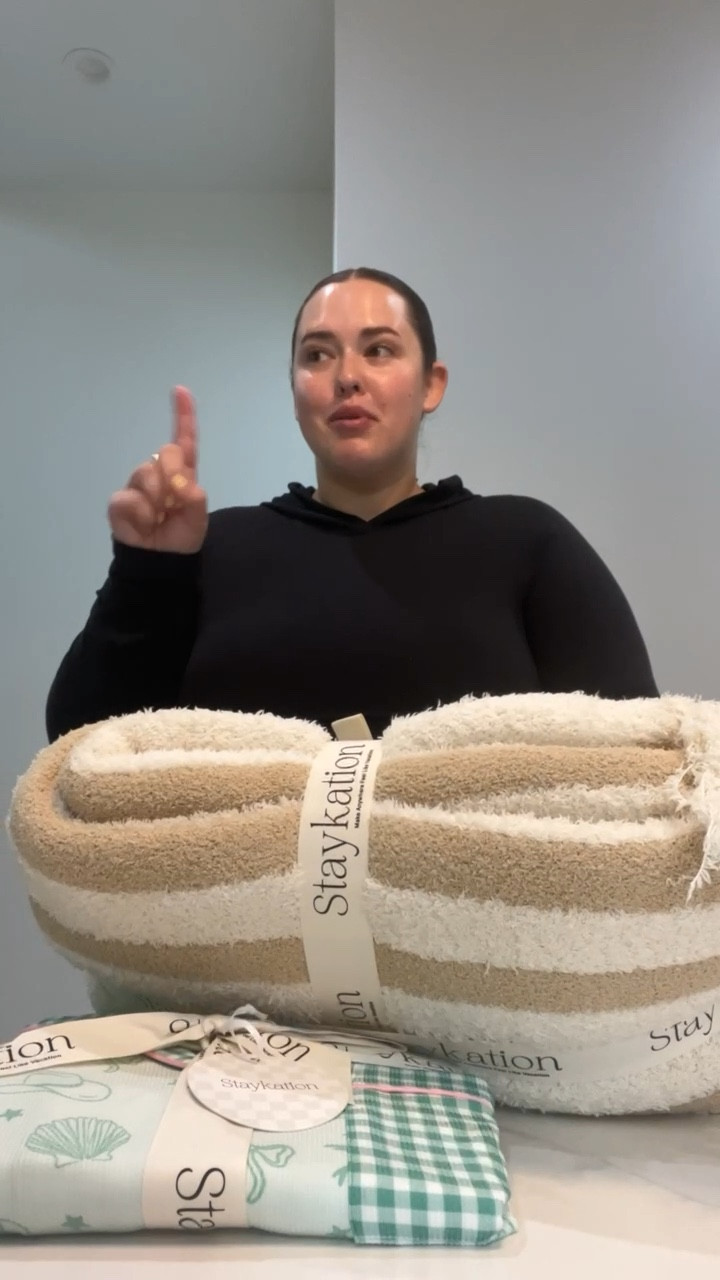 this is the most me blanket ever!!! So so soft

Blanket, home, pajamas, loungewear, comfy, gift guide, pjs, matching set 

#LTKSeasonal #LTKHome #LTKPlusSize