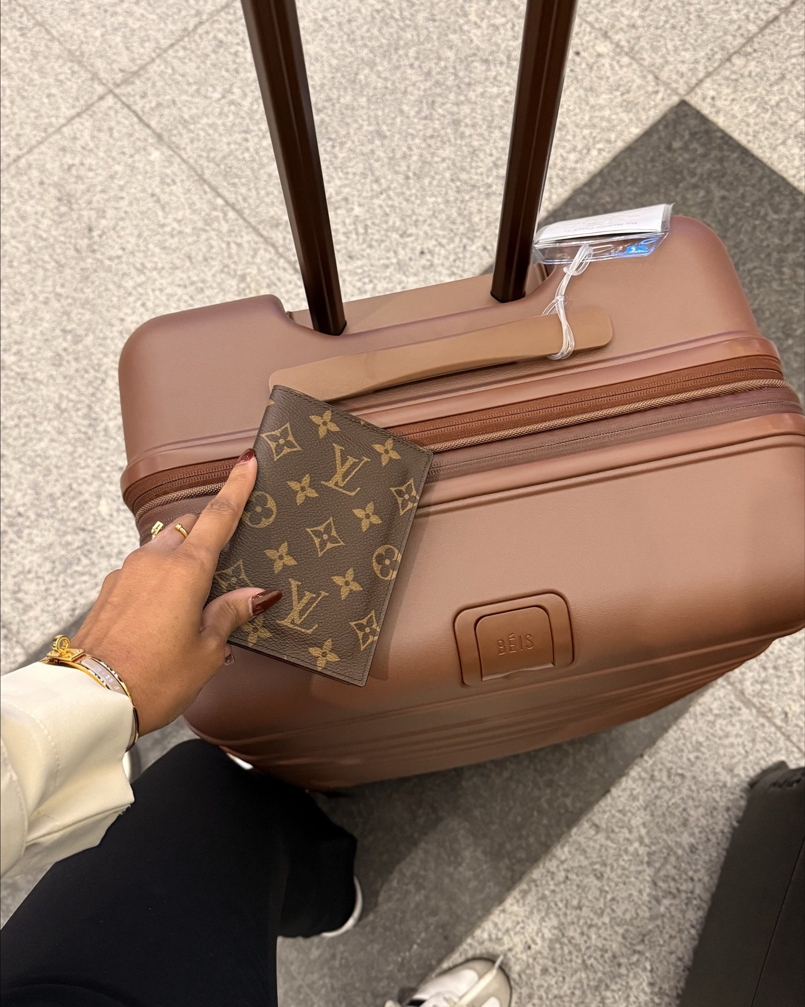 Traveling in style and comfort with the most perfect brown Color from Beis. #beis #luggage #travel #lv 