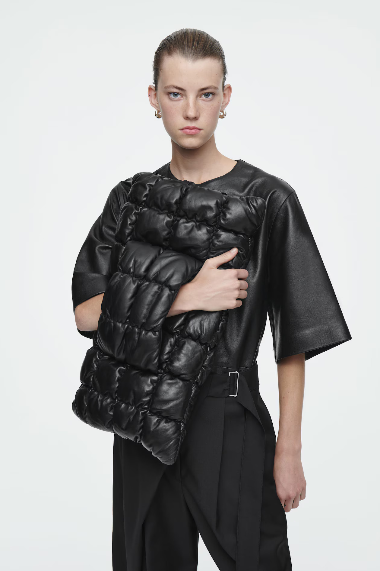 PILLOW OVERSIZED QUILTED CLUTCH BAG - LEATHER - BLACK | COS (EU)
