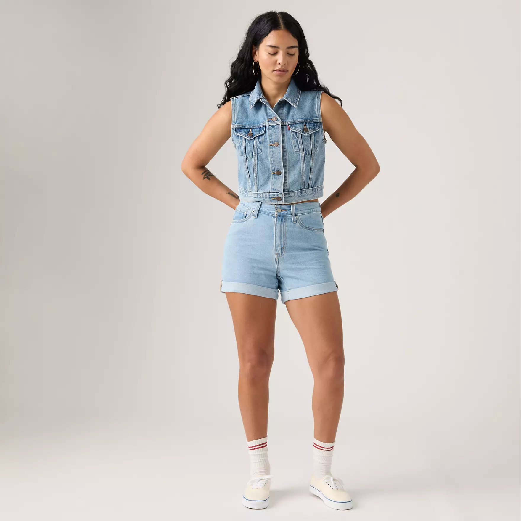 Model is 5'9", Waist 25", Wearing a Size 25 | Levi's US