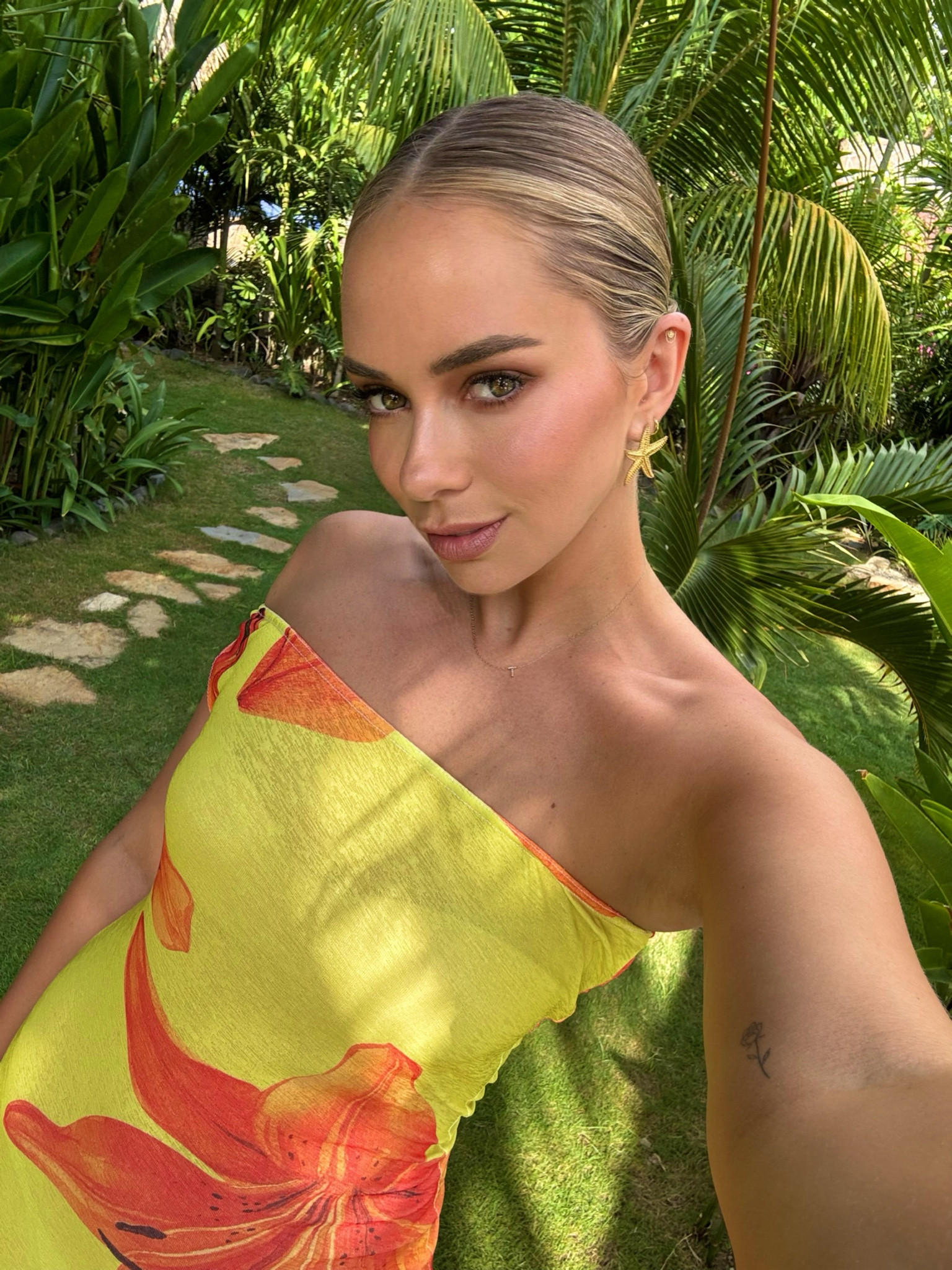 Birthday dress, Bali style. 🌺