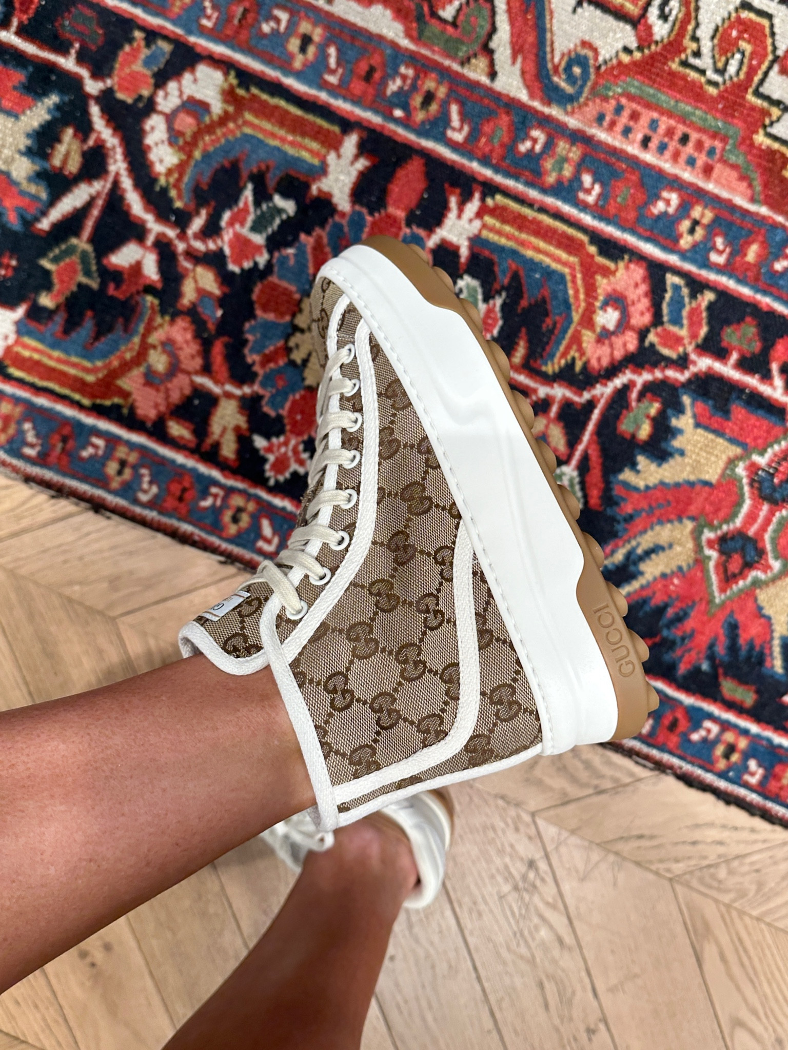 Florida Souvenir… goodness I gotta stay out of the Gucci store. 😂 they’re so cute though. Run TTS! #gucci #sneakers @gucci