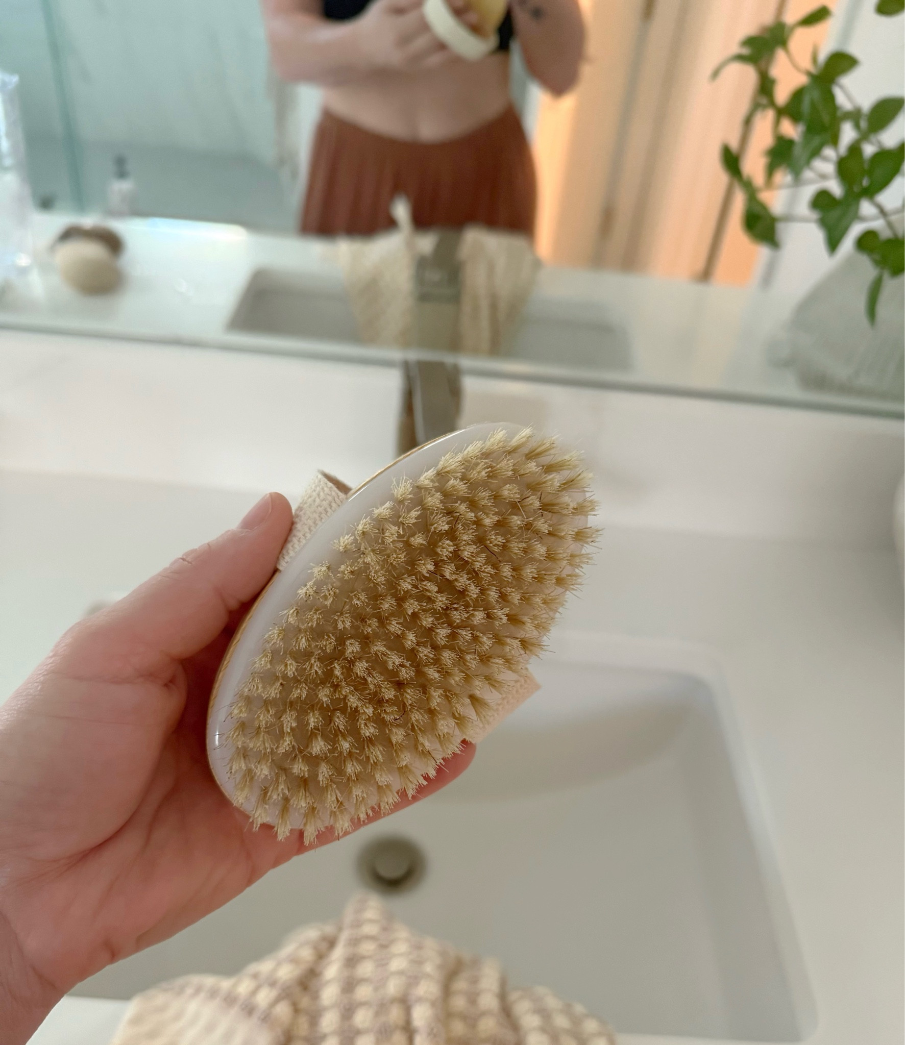 So I needed to share a part of my morning routine that I started a few months back. Dry brushing!! This has so many benefits and just feels good! 


BENEFITS ✨

• improves circulation
• stimulates lymph flow
• reduces cellulite development
• clears pores
• sheds dead skin cells
• benefits detoxification
• supports digestion
• relieves stress
• feels amazing


Dry brushing, morning routine, daily routine, healthy lifestyle 


#amazon #amazonfinds 

#LTKBeauty